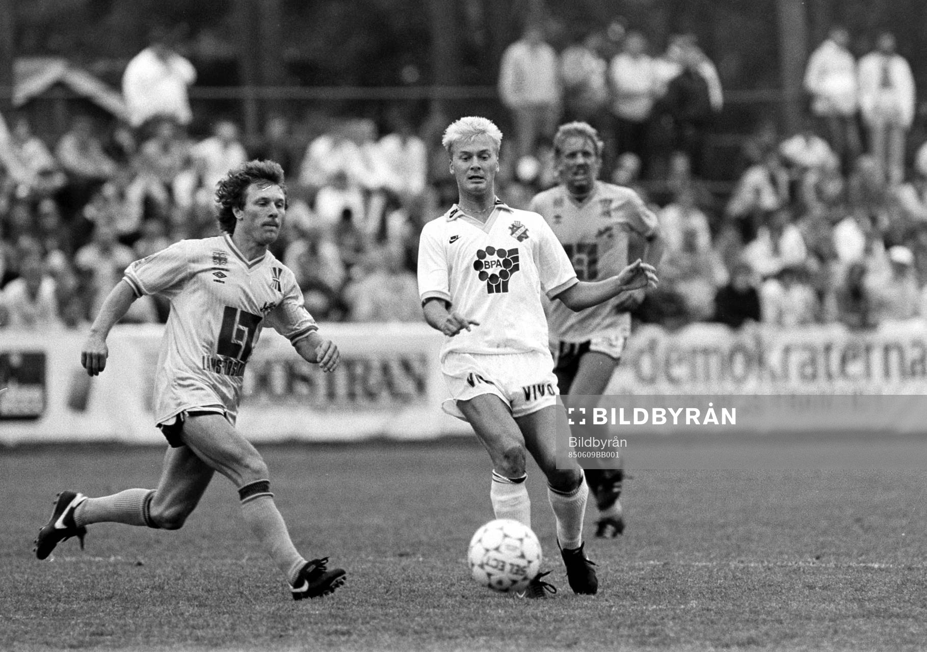 Mjällbys Flemming Pehrson och Lars Zetterlund, AIK i kamp