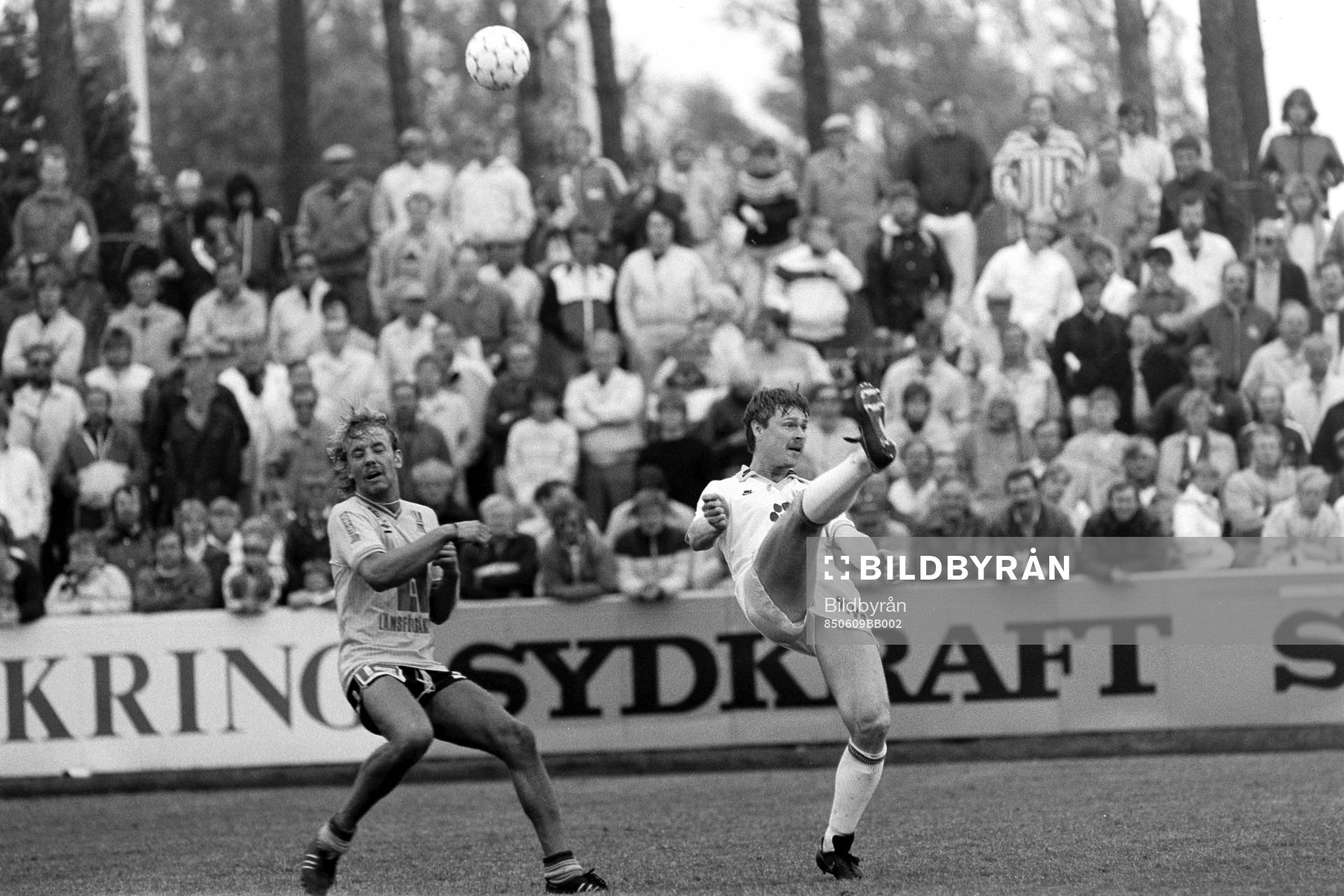 Mjällbys Hans Larsson och Sven Dahlkvist, AIK i kamp om