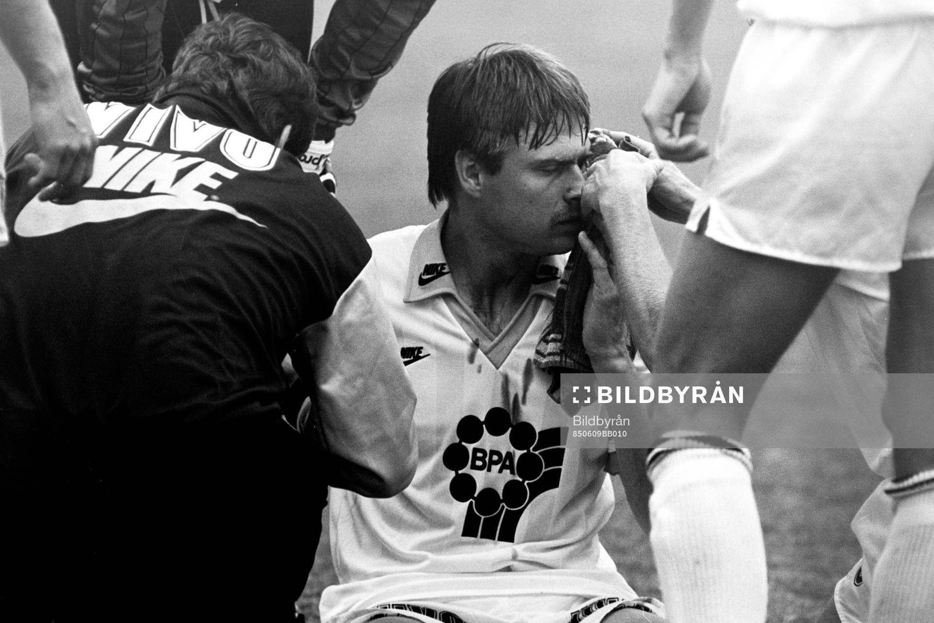 Sven Dahlkvist, AIK har spräckt sitt ögonbryn och får