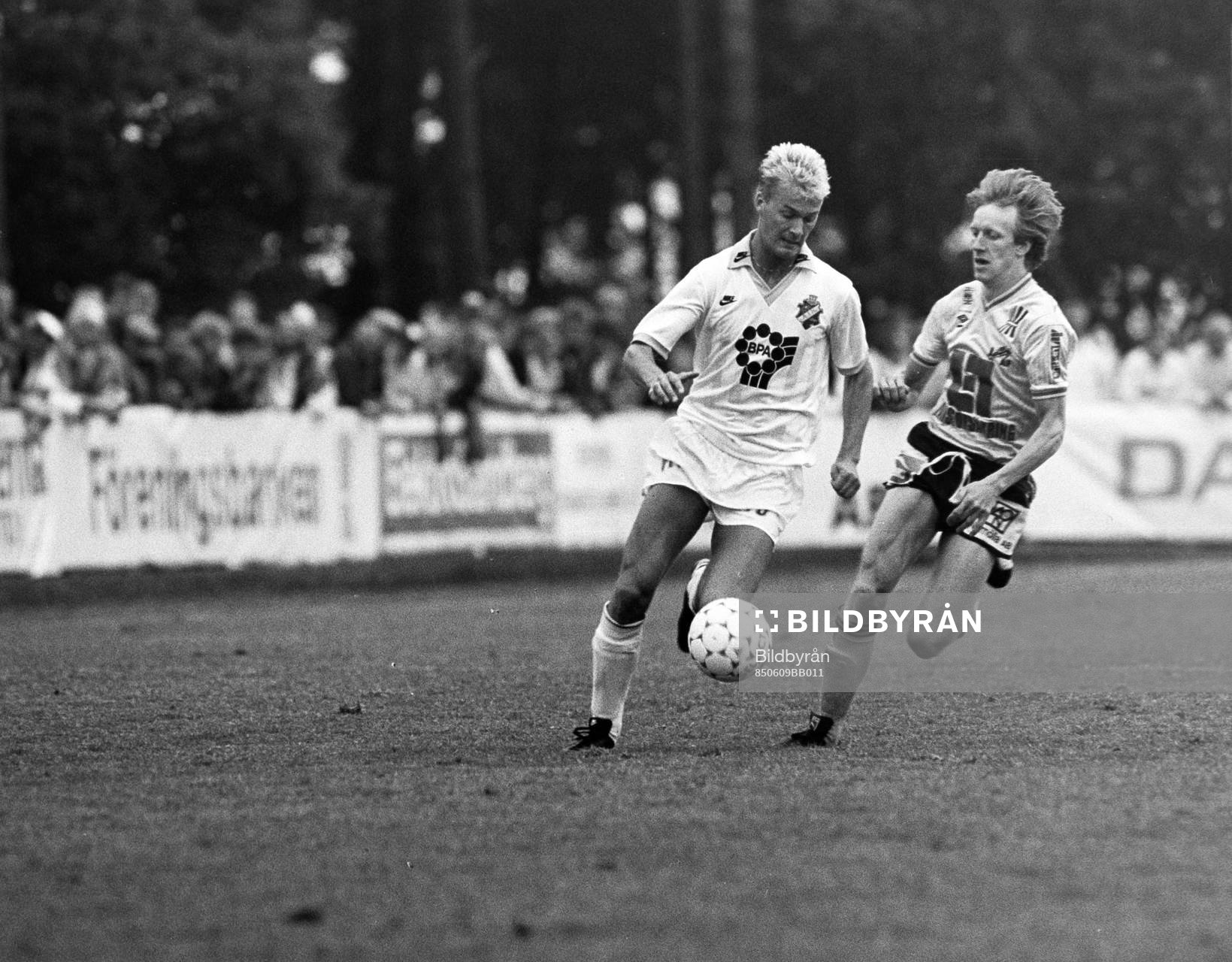  Lars Zetterlund, AIK  tar sig förbi mjällbys Alf Olsson.