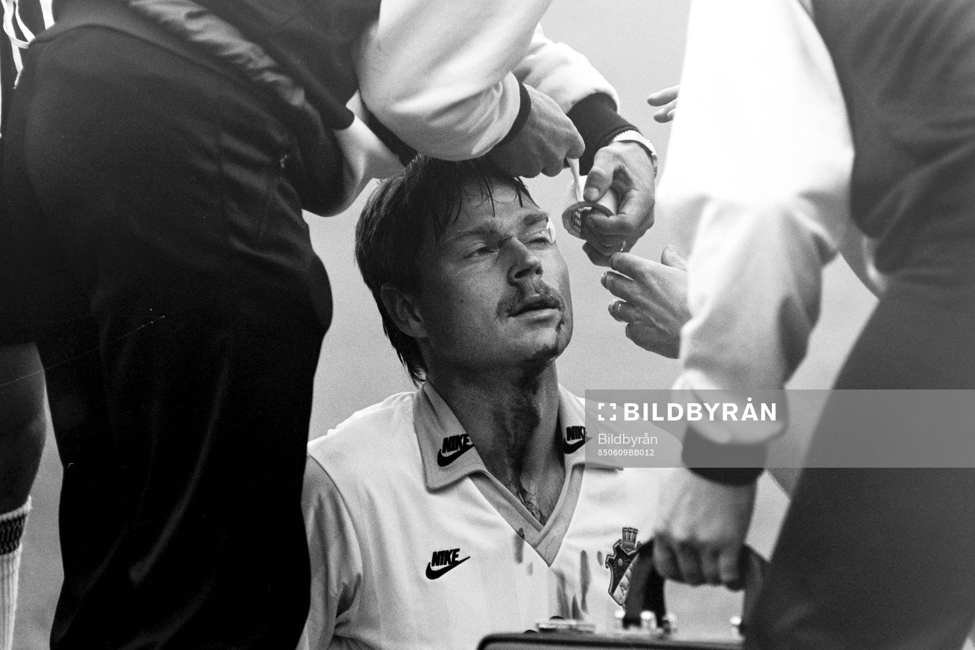 Sven Dahlkvist, AIK har spräckt sitt ögonbryn och får vård.
© Bildbyrån - 7997