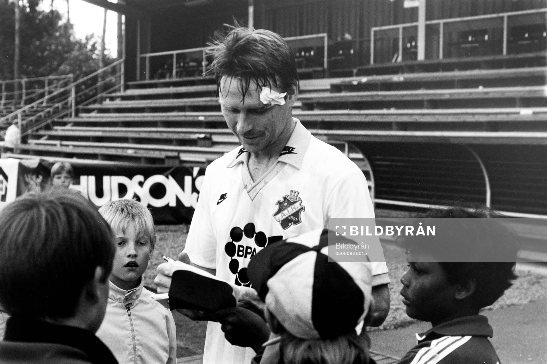 AIK:s Sven Dahlkvist skriver autografer