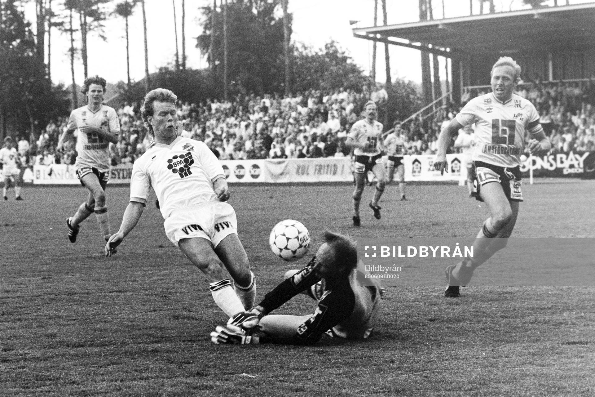 Roger Sundin, AIK framför mjällbys målvakt Bengt Svensson