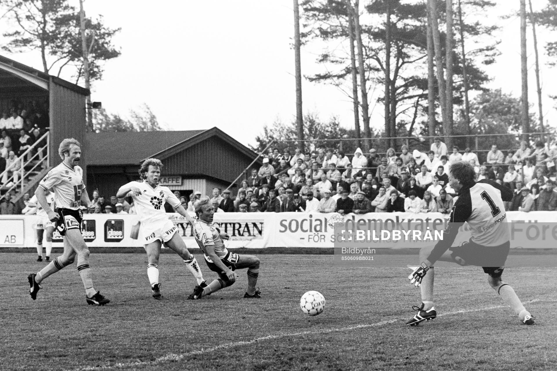 Roger Sundin, AIK gör 0-2 på mjällbys målvakt Bengt