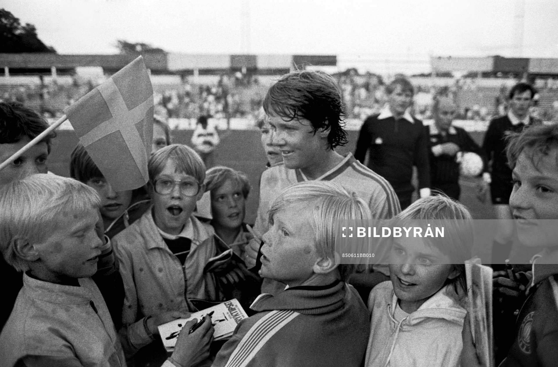 Pia Sundhage skriver autograf