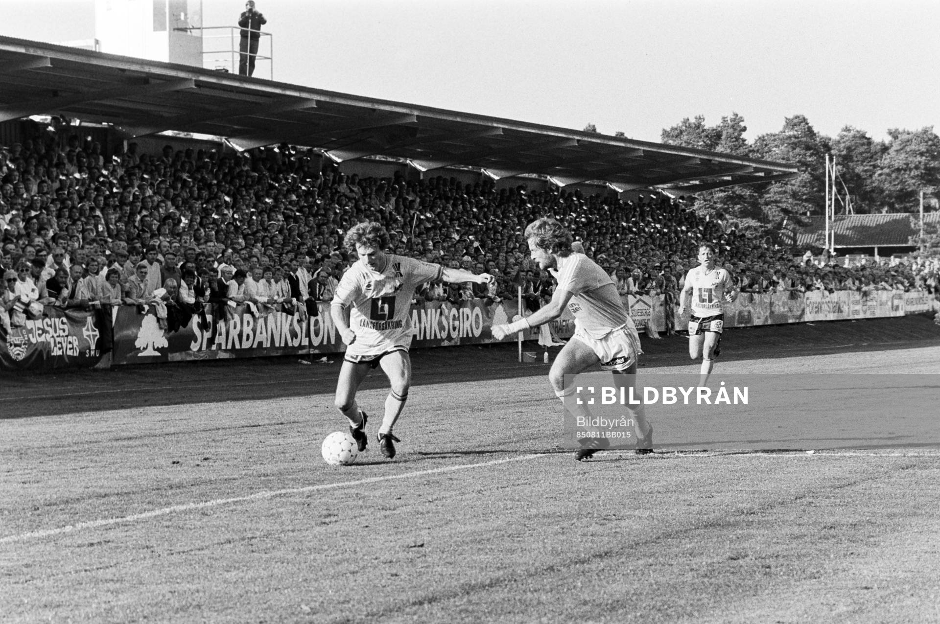 Fotboll, Allsvenskan, Mjällby - Malmö FF, 1-1: Flemming Pehrson, Mjällby utmanar malmös Kent Jönsson.