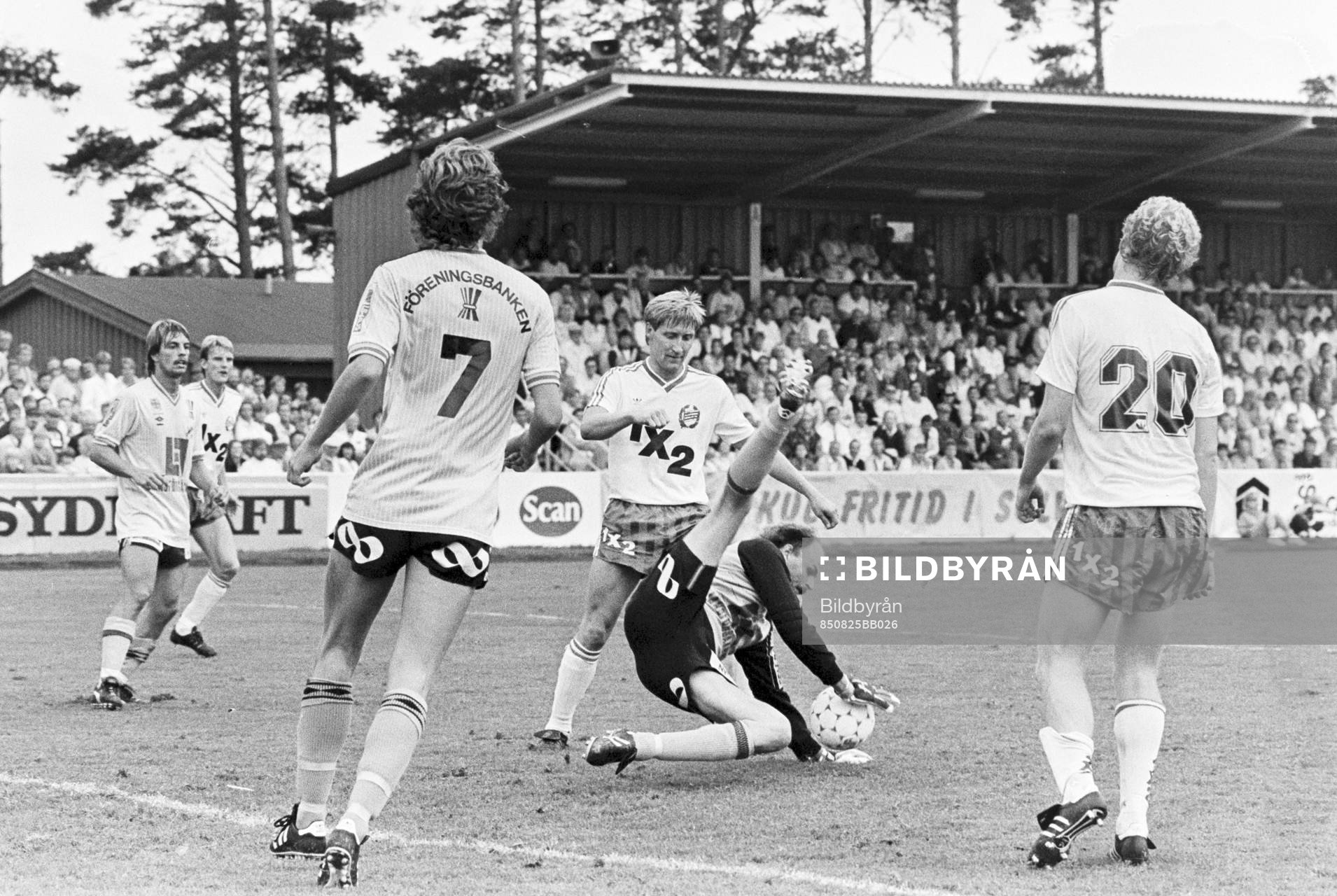 Fotboll, Allsvenskan, Mjällby - Hammarby, 1-3: Mjällbys målvakt Bengt Svensson framför hammarbys tvåmålsskytt Billy Ohlsson.