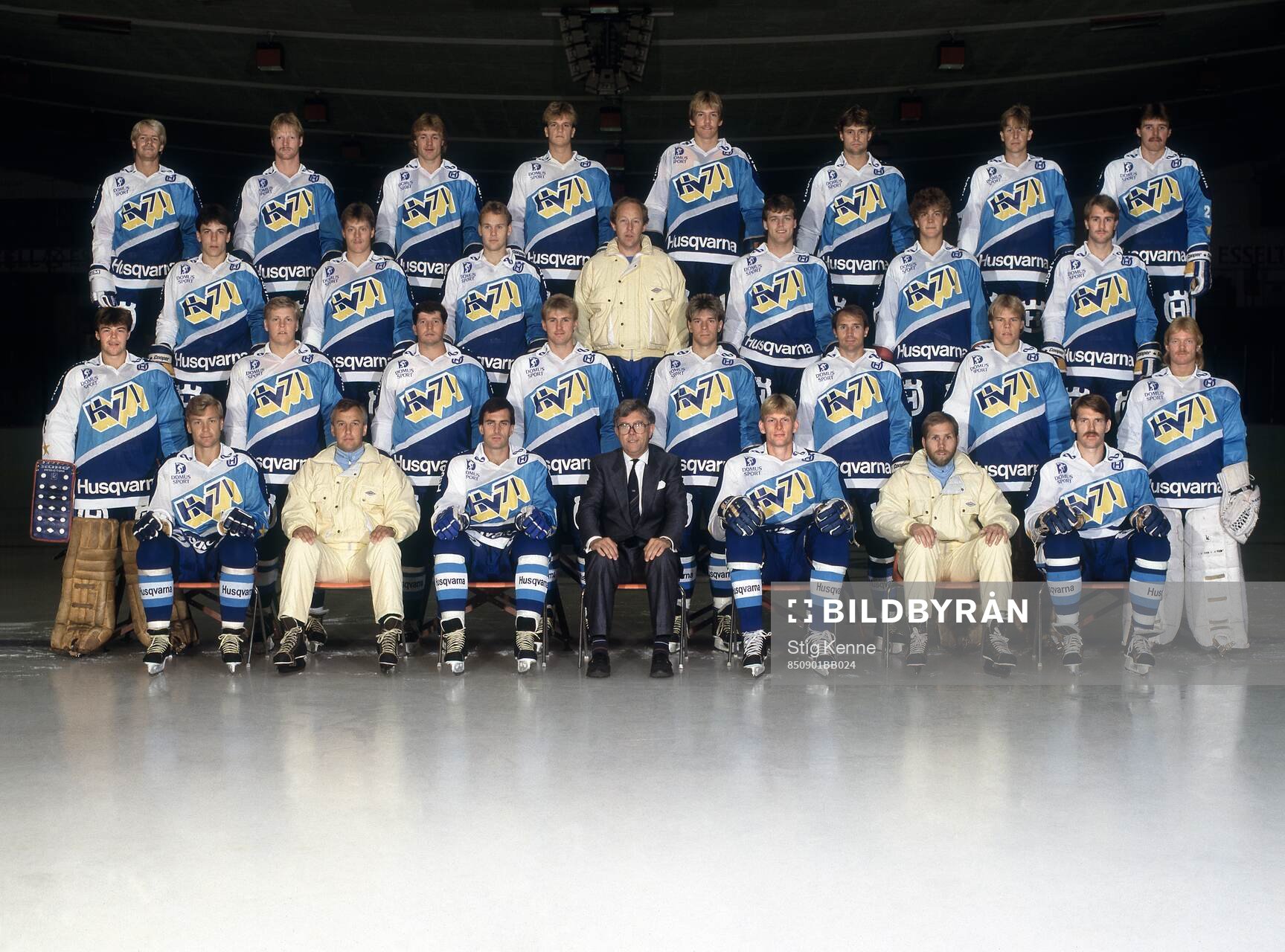 Spelare och personal i Hv71