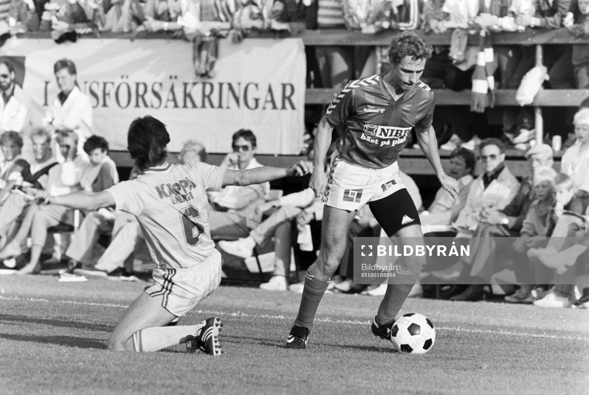 Fotboll, Skandiacupen, Markaryd - Halmstad, 2-0: Staffan Unosson, Markaryd tar sig förbi halmstads Magnus Pettersson.