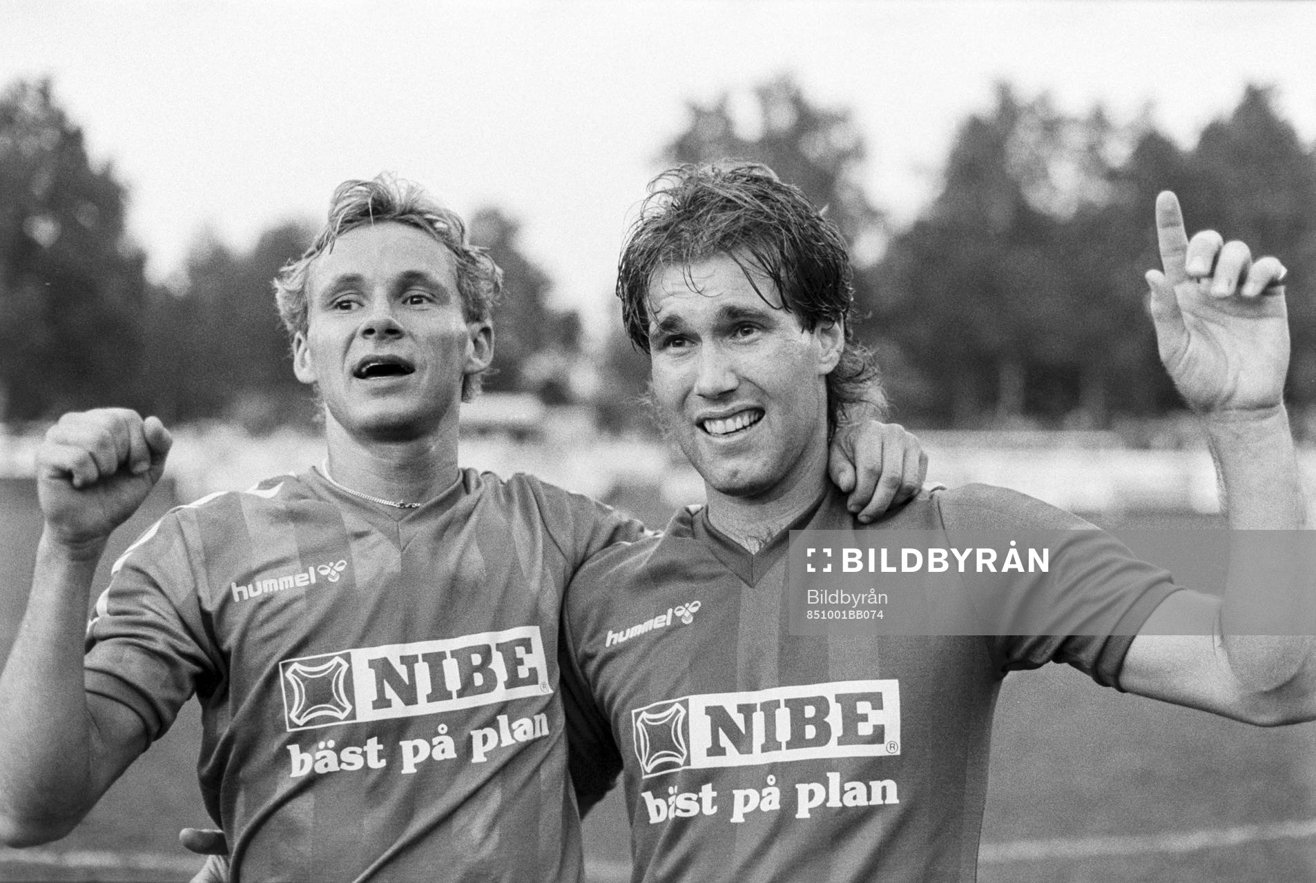 , Halmstads målskyttar Peter Lind och Håkan Davidsson