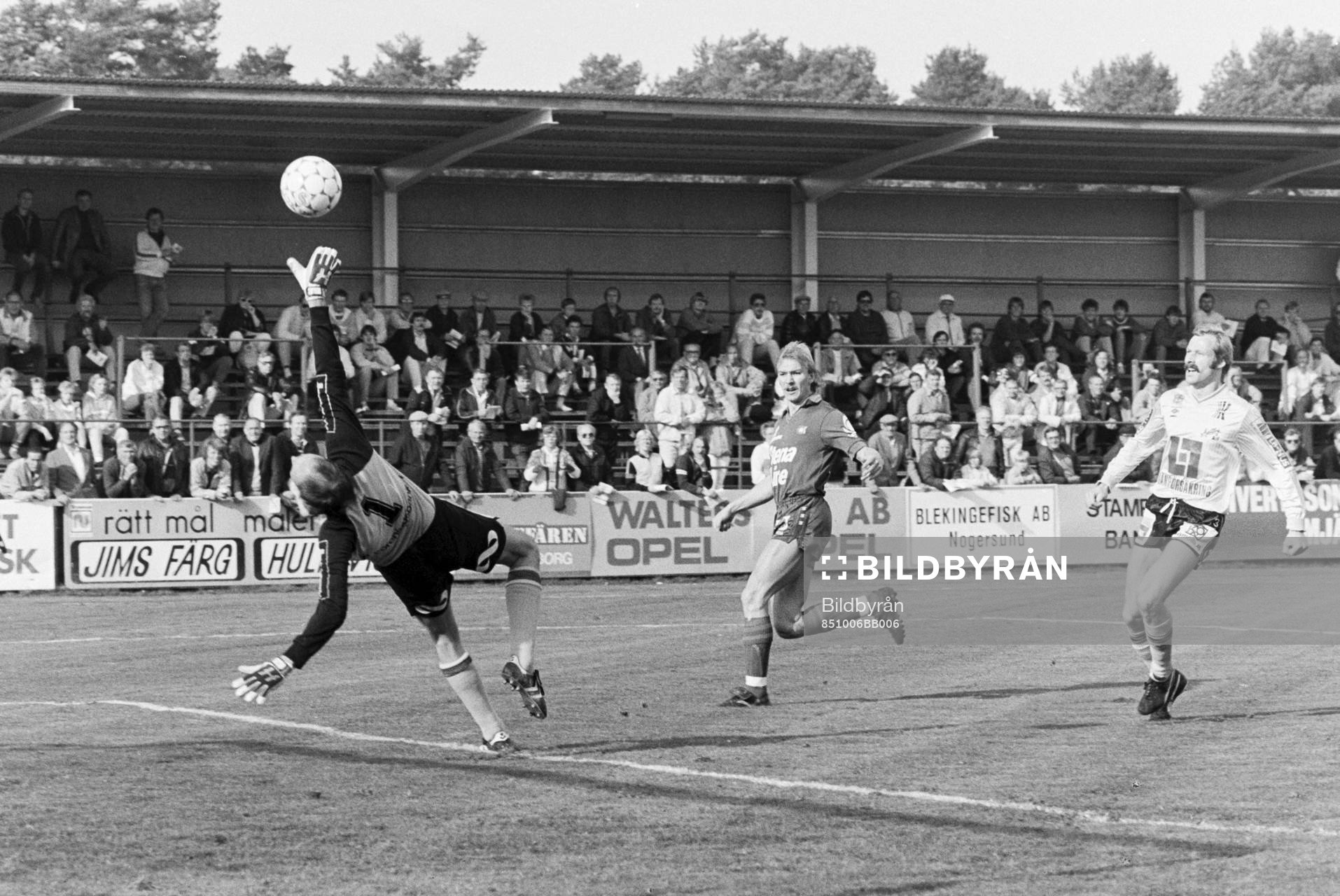 Fotboll, Allsvenskan, Mjällby - Örgryte, 1-6: Jan Hellström, Örgryte fri med mjällbys målvakt Bengt Svensson.