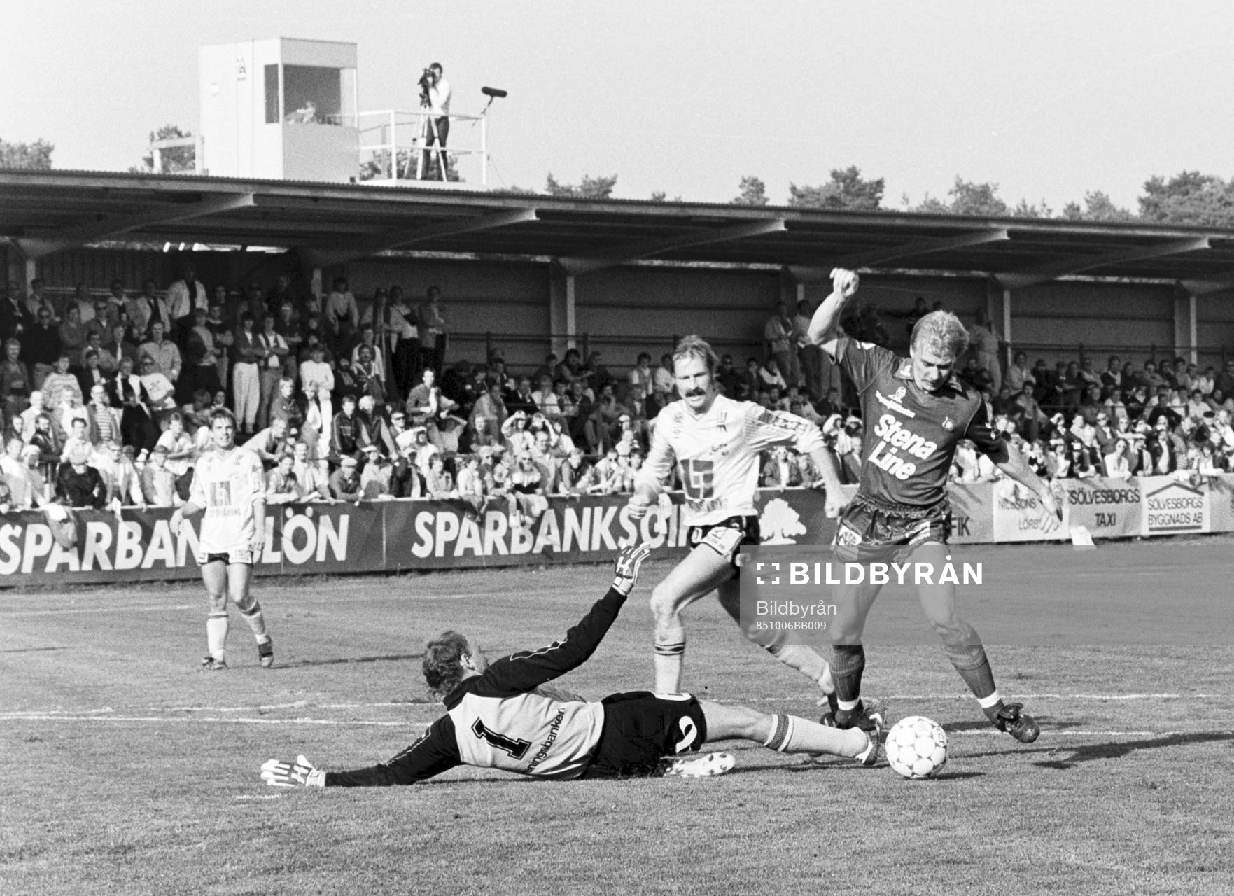 Fotboll, Allsvenskan, Mjällby - Örgryte, 1-6: Jan Hellström, Örgryte fri med mjällbys målvakt Bengt Svensson.