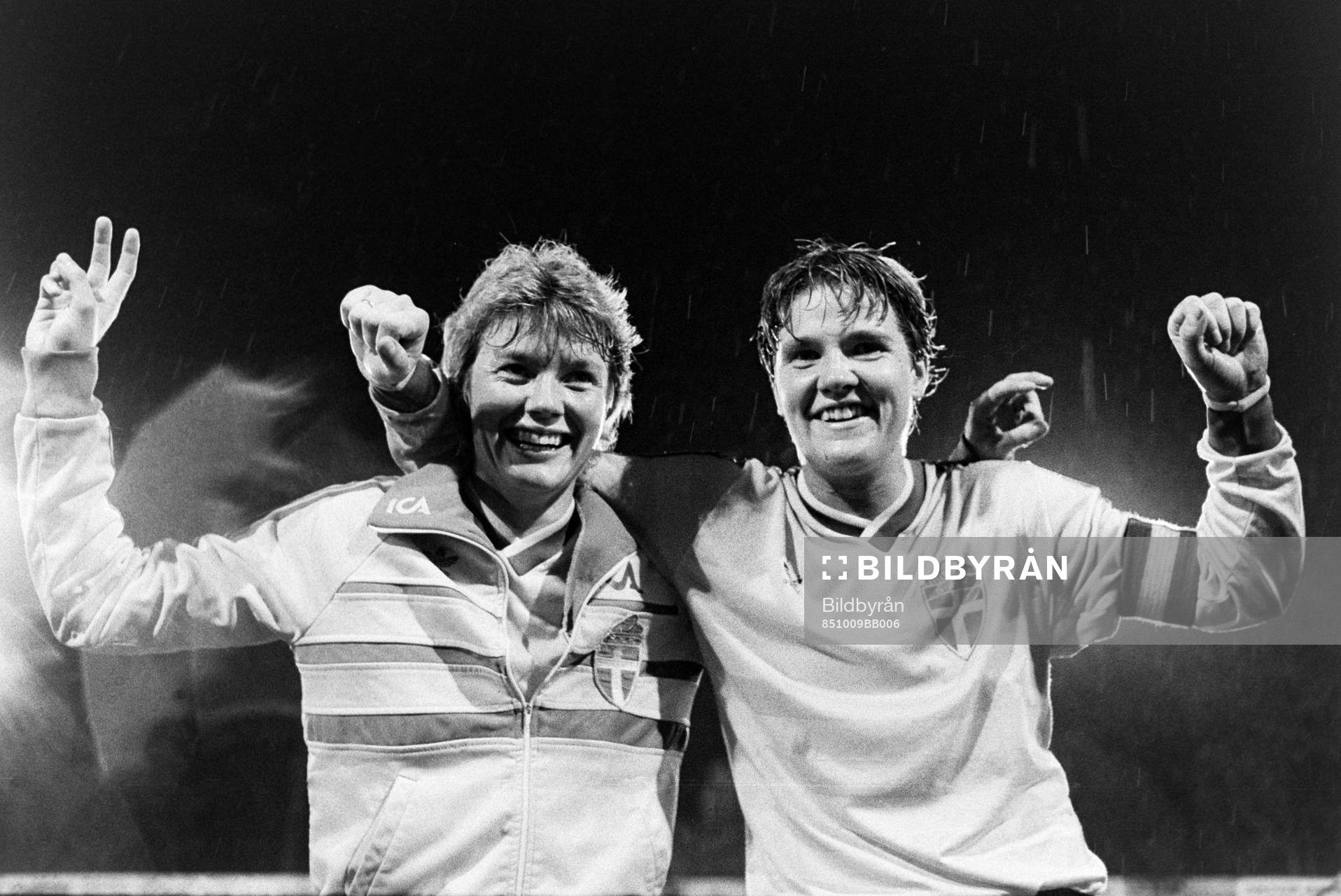 Fotboll, Damer, EM-kval, Sverige - Belgien, 5-0: Sveriges tvåmålsskyttar Lena Videkull och Pia Sundhage.
