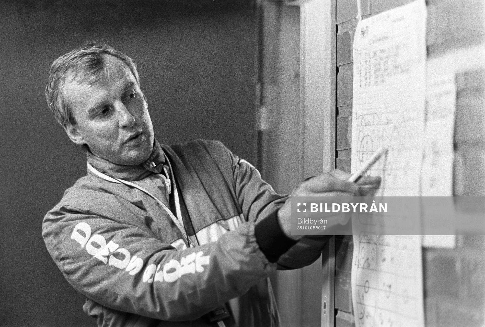 Curt Lundmark, tränare vid taktiktavlan