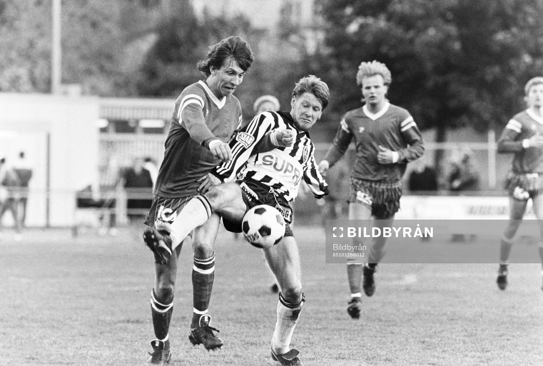 Fotboll, Kval Div 2, Linköping - Landskrona, 1-1: Kamp om bollen.