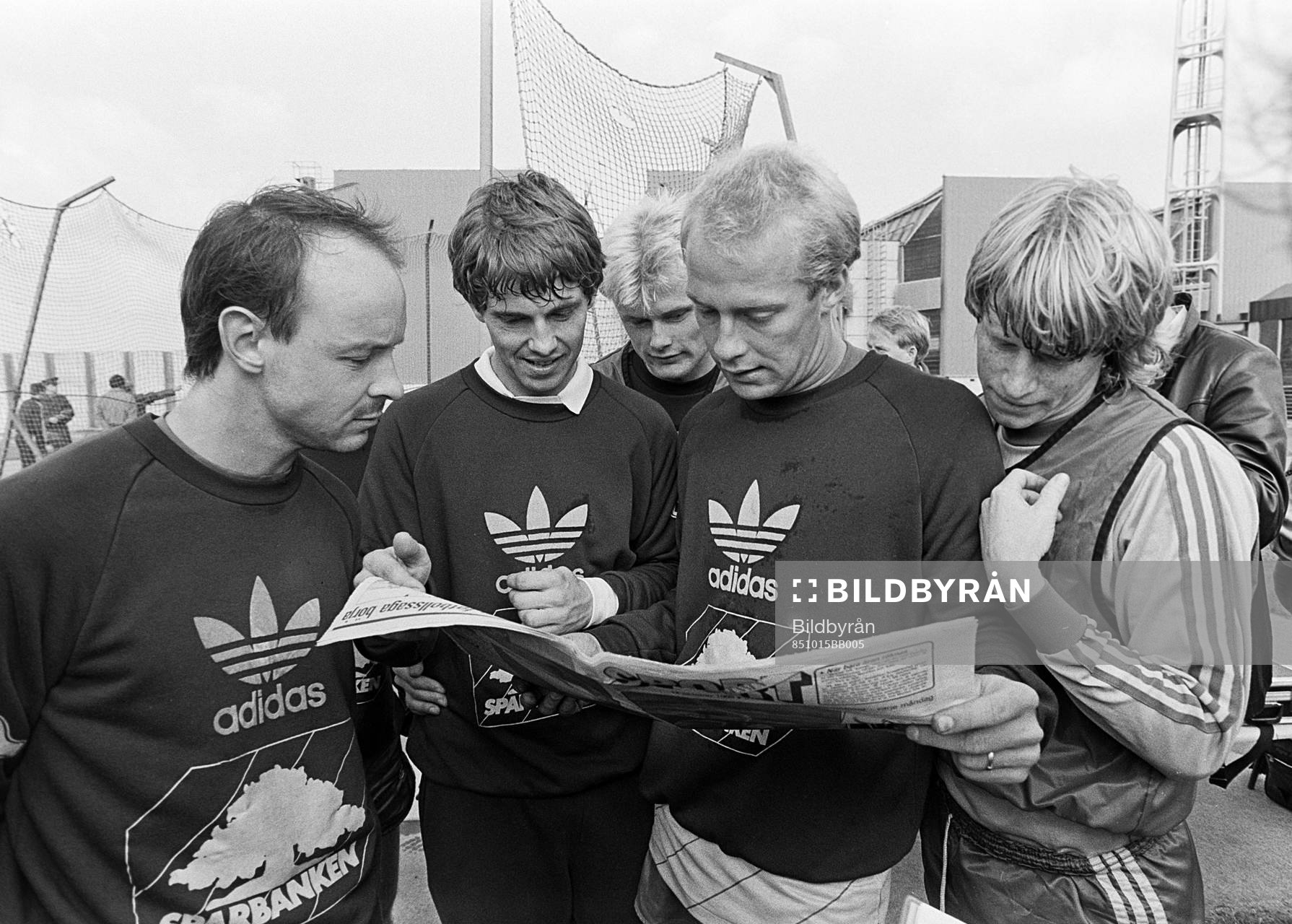 Fotboll,VM-kval, Tjeckoslovakien - Sverige, förhands: Jan Svensson, Thomas Wernerson, Peter Larsson, Mats Magnusson och Stefan Pettersson med en tidning.