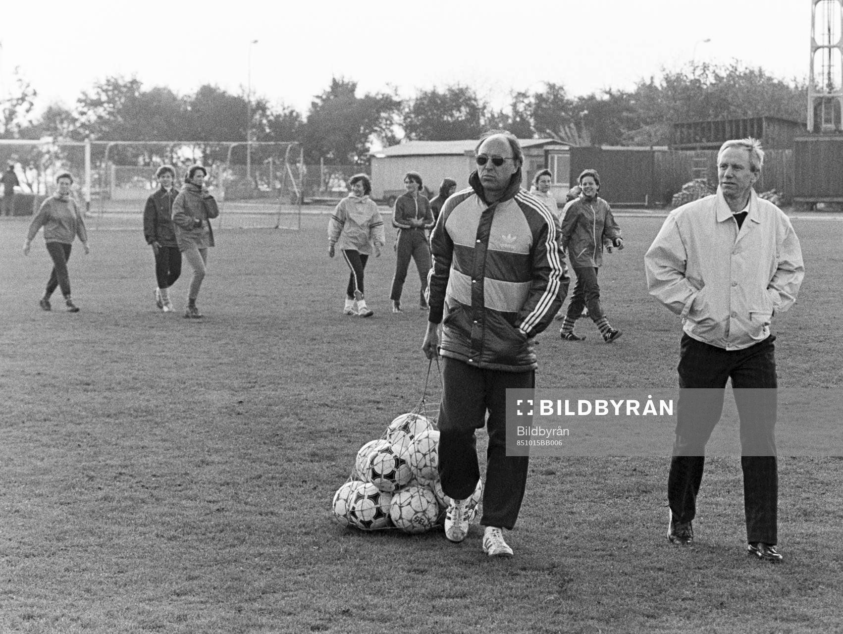 Fotboll,VM-kval, Tjeckoslovakien - Sverige, förhands: Sveriges förbundskapten Lars Arnesson och Björn Nordqvist på en träning.