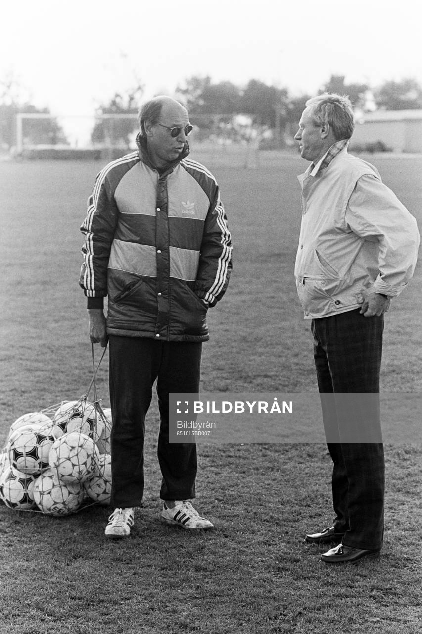 Fotboll,VM-kval, Tjeckoslovakien - Sverige, förhands: Sveriges förbundskapten Lars Arnesson och Björn Nordqvist på en träning.