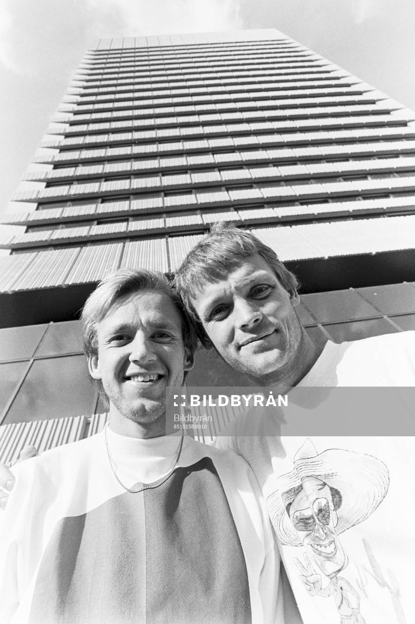 Fotboll,VM-kval, Tjeckoslovakien - Sverige, förhands: Svenska spelare utanför hotellet. Bakre raden fr. Dan Corneliusson och Torbjörn Nilsson.