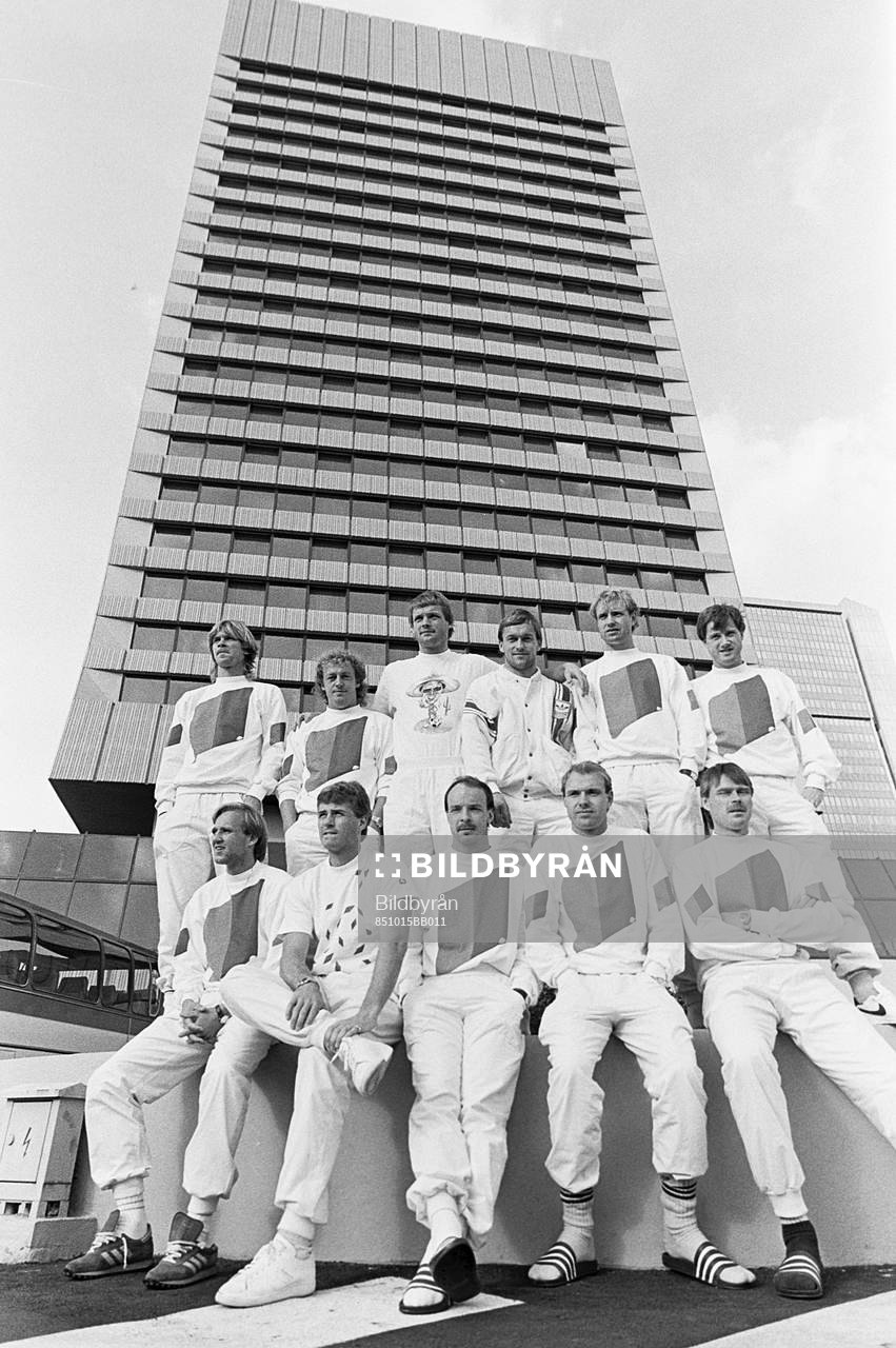 Fotboll,VM-kval, Tjeckoslovakien - Sverige, förhands: Svenska spelare utanför hotellet. Bakre raden fr. v Glenn Strömberg, Robert Prytz, Torbjörn Nilsson, Stig Fredriksson, Andreas Ravelli och Ingemar Erlandsson. Främre raden fr. v Dan Corneliusson, Glenn Hysén, Jan Svensson, Thomas Ravelli och Sven Dahlkvist.