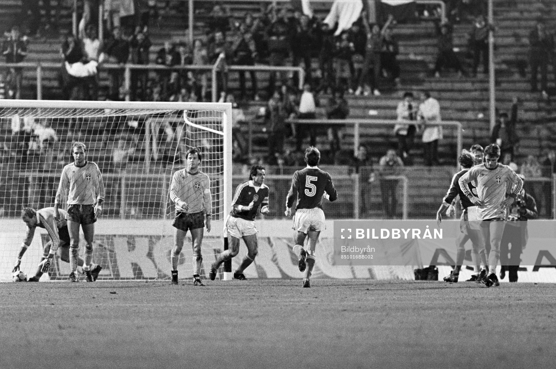Fotboll, VM-kval, Tjeckoslovakien - Sverige, 2-1: Ladislav Visek, Tjeckoslovakien gör mål på Sverige.
