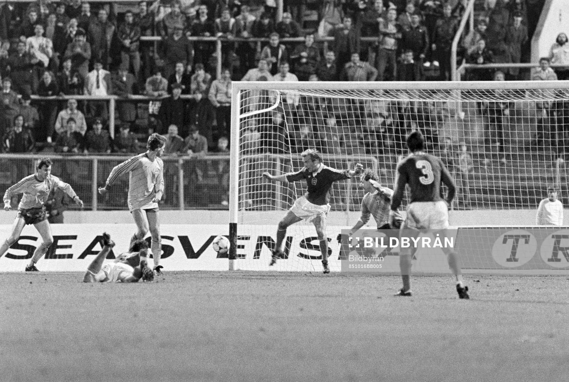 Fotboll, VM-kval, Tjeckoslovakien - Sverige, 2-1: Ladislav Visek, Tjeckoslovakien gör mål på Sverige.
