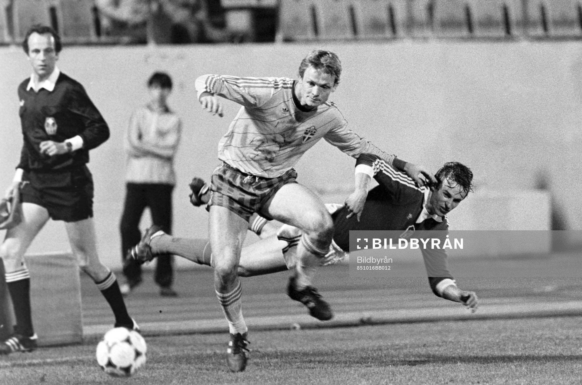 Fotboll, VM-kval, Tjeckoslovakien - Sverige, 2-1: Torbjörn Nilsson, Sverige vinner en närkamp.