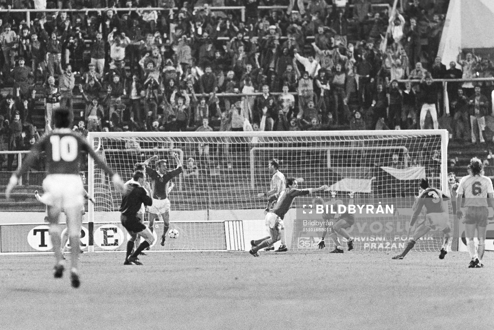Fotboll, VM-kval, Tjeckoslovakien - Sverige, 2-1: Ladislav Visek, Tjeckoslovakien gör mål på Sverige.
