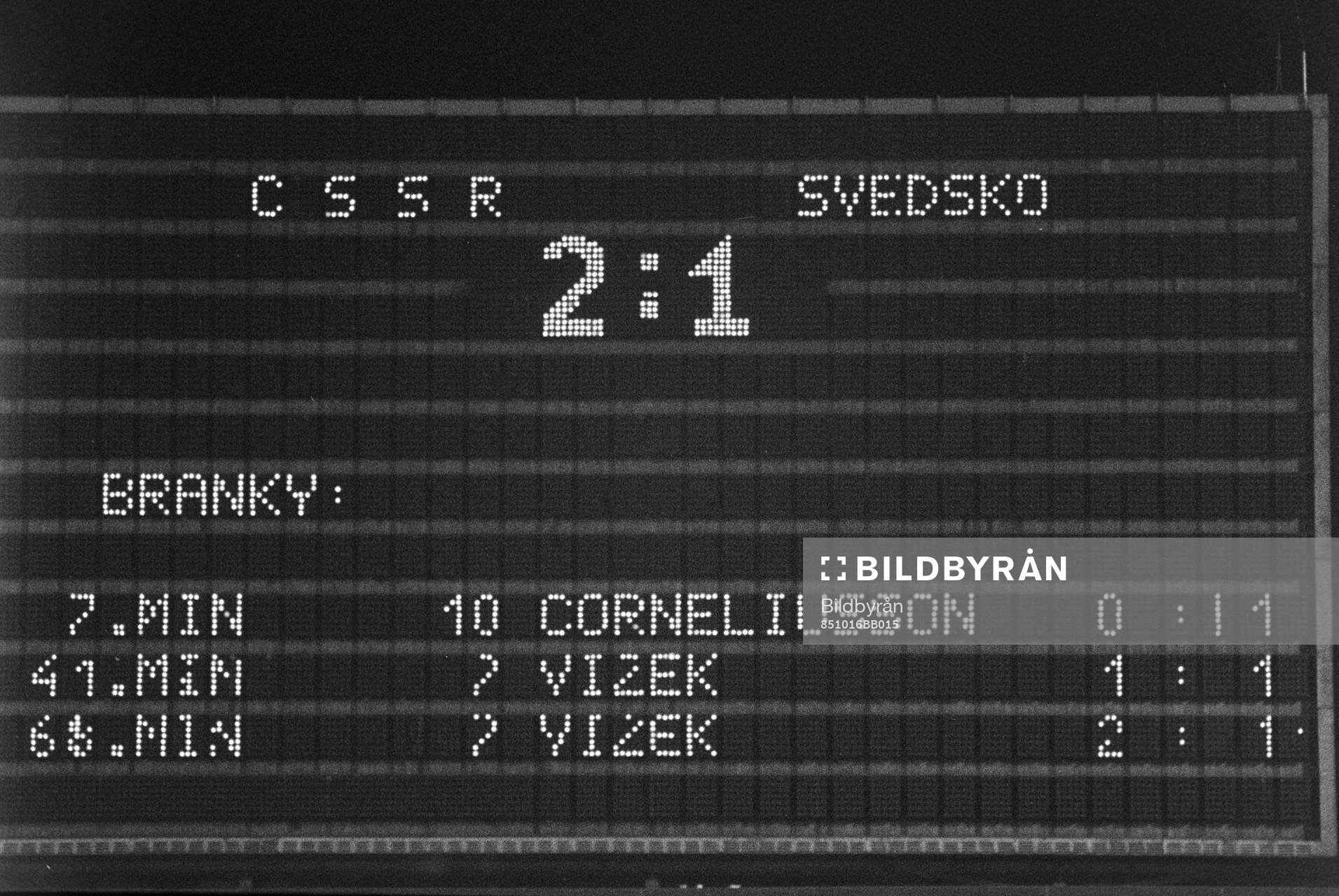 Fotboll, VM-kval, Tjeckoslovakien - Sverige, 2-1: Resultattavlan på Stadion Evzen Rosicky.