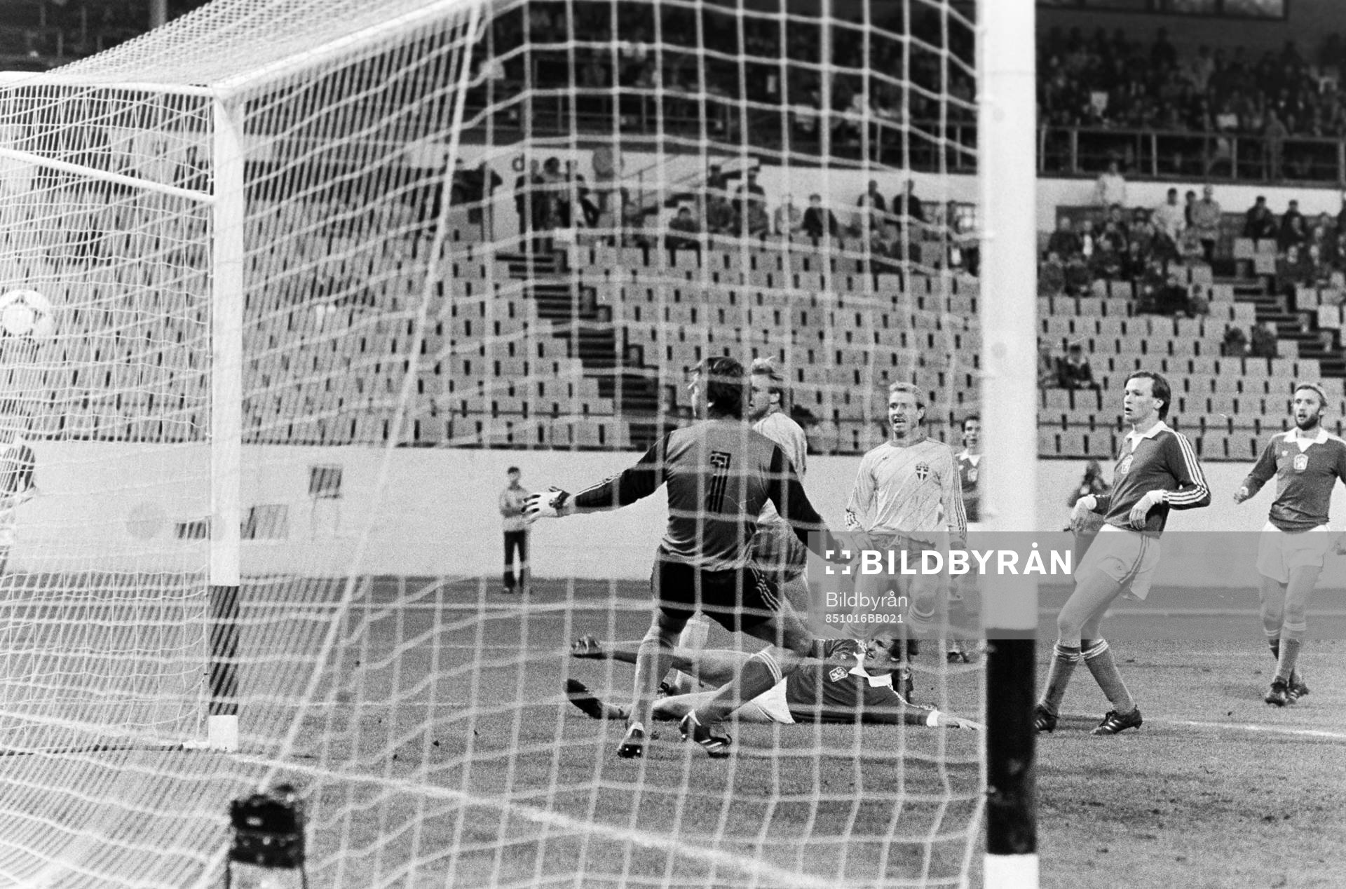 Fotboll, VM-kval, Tjeckoslovakien - Sverige, 2-1: Dan Corneliusson gör 0-1 till Sverige i den sjunde minuten.