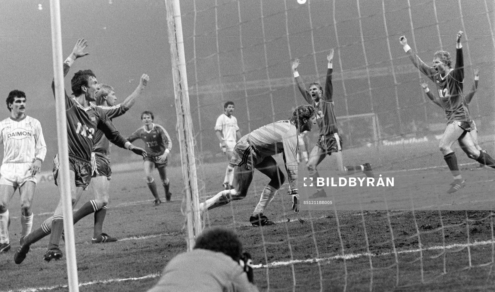 Hammarbys Michael Andersson (3:a fr v) har gjort 1-0 på egen straffretur. Jubel Fr v Mats Wahlberg Ulf Eriksson Tomas Turesson. Harald Schumacher målvakt Köln
© Bildbyrån - 9319