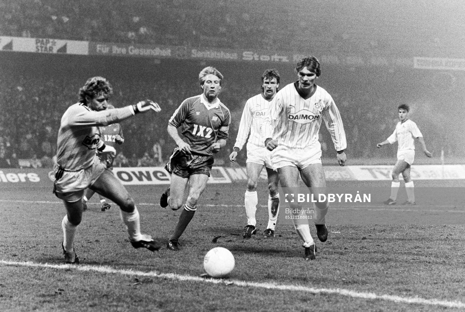 Fotboll, Uefacupen, FC Köln - Hammarby, 3-1: Michael Andersson, Hammarby oroar kölns målvakt Harald Schumacher.