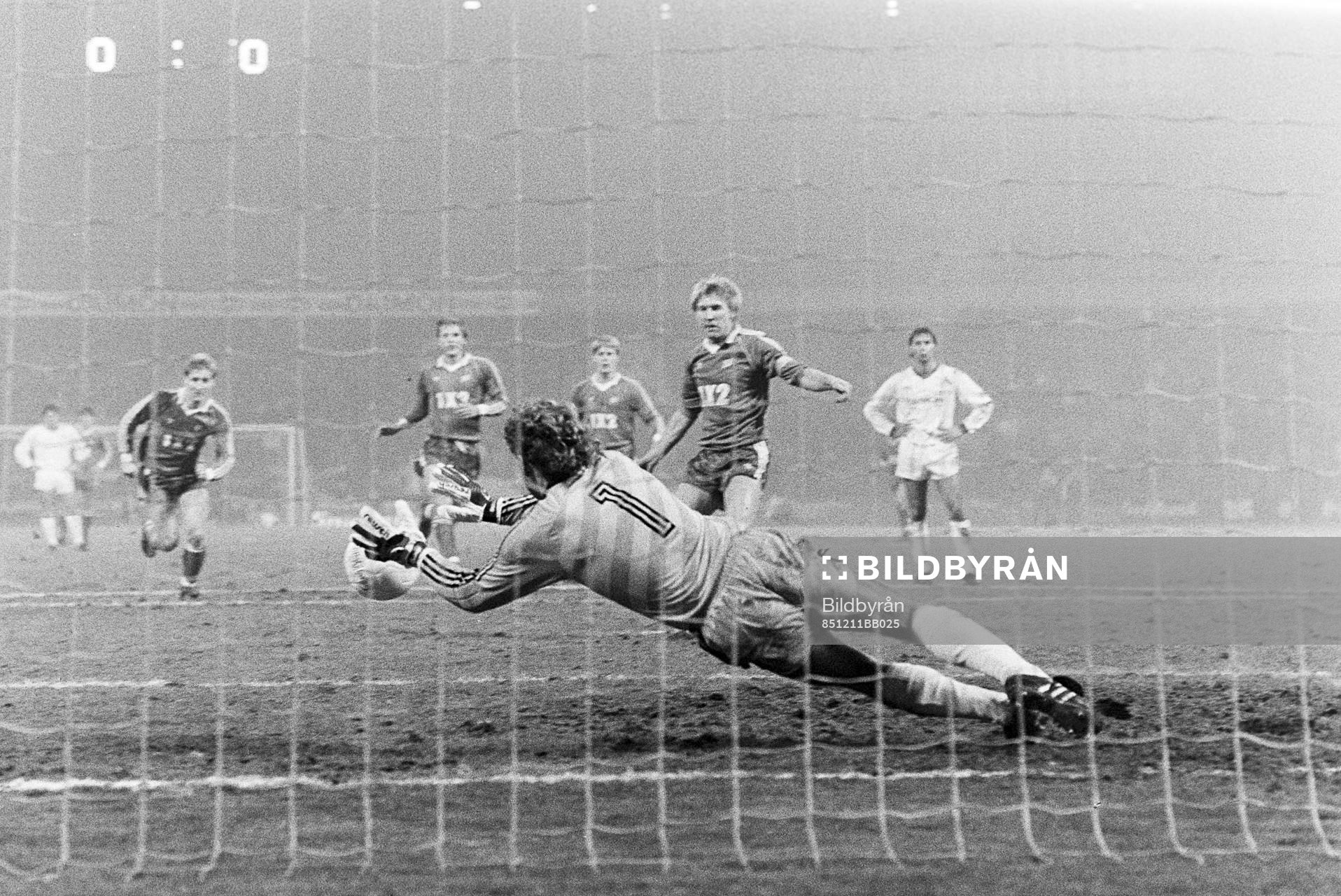 Michael Andersson ger Hammarby ledningen på en straff