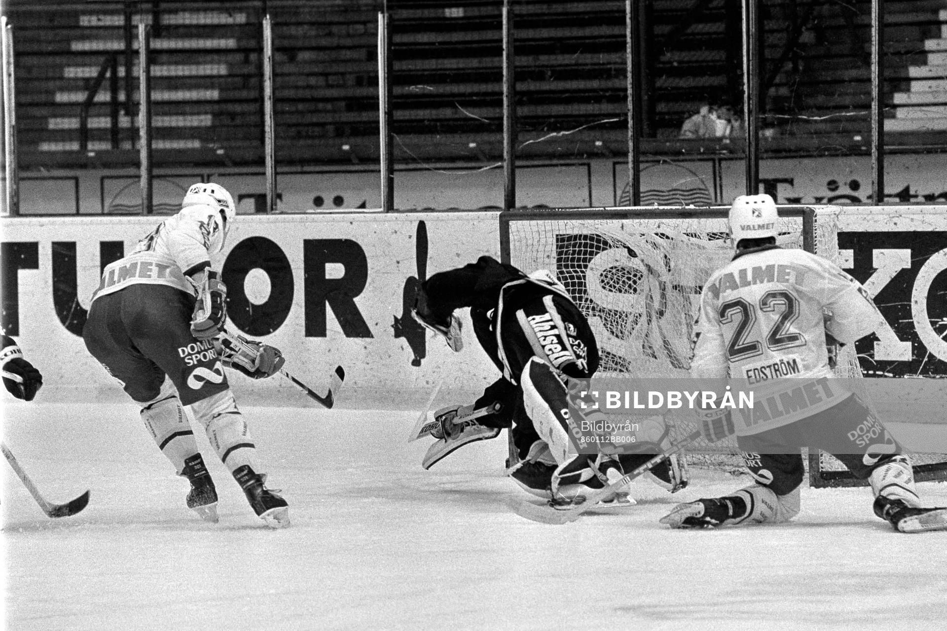 Gunnar Leidborg, målvakt I AIK kastar sig