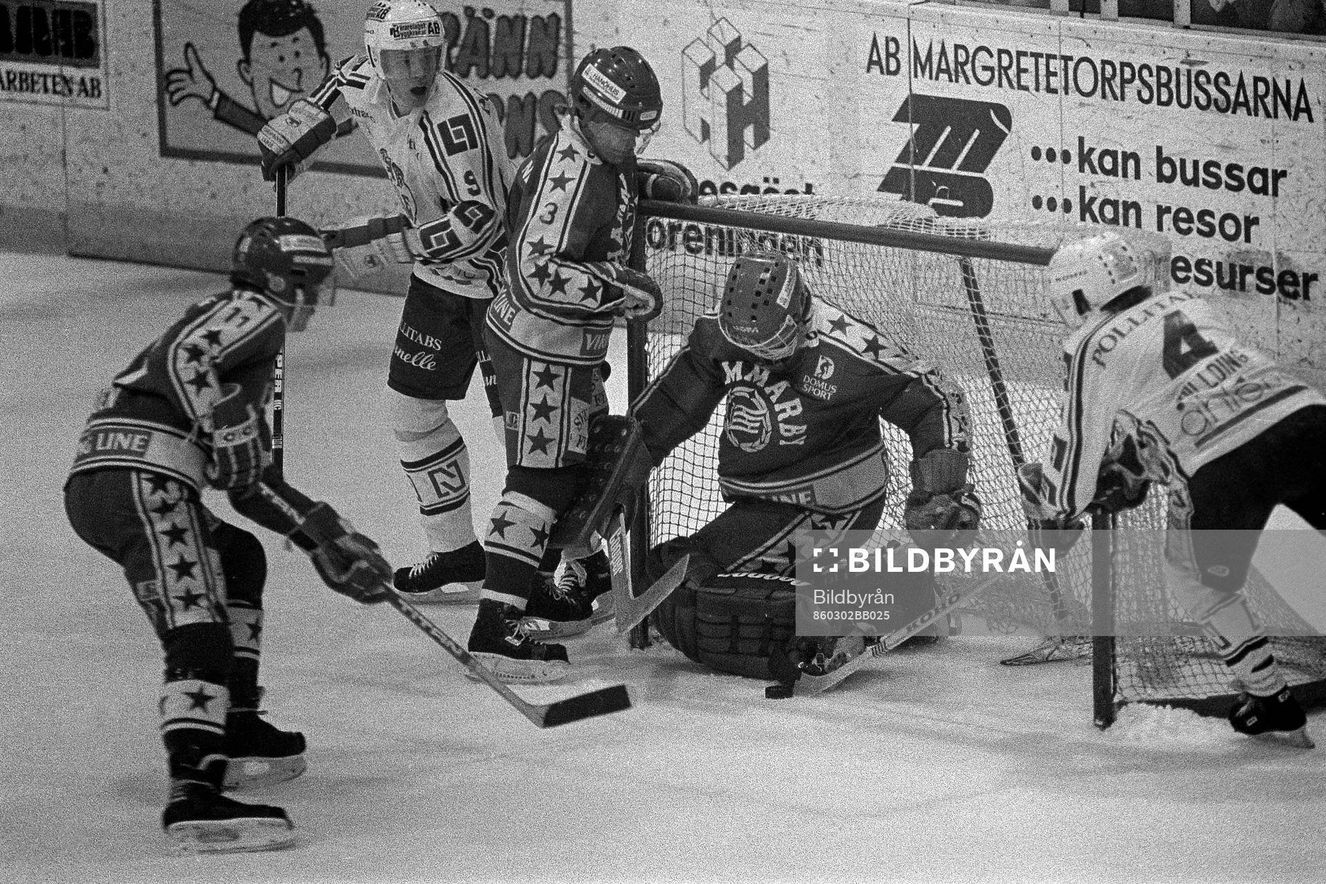 Rögles Ulf Hilding framför hammarbys målvakt Hans-Göran