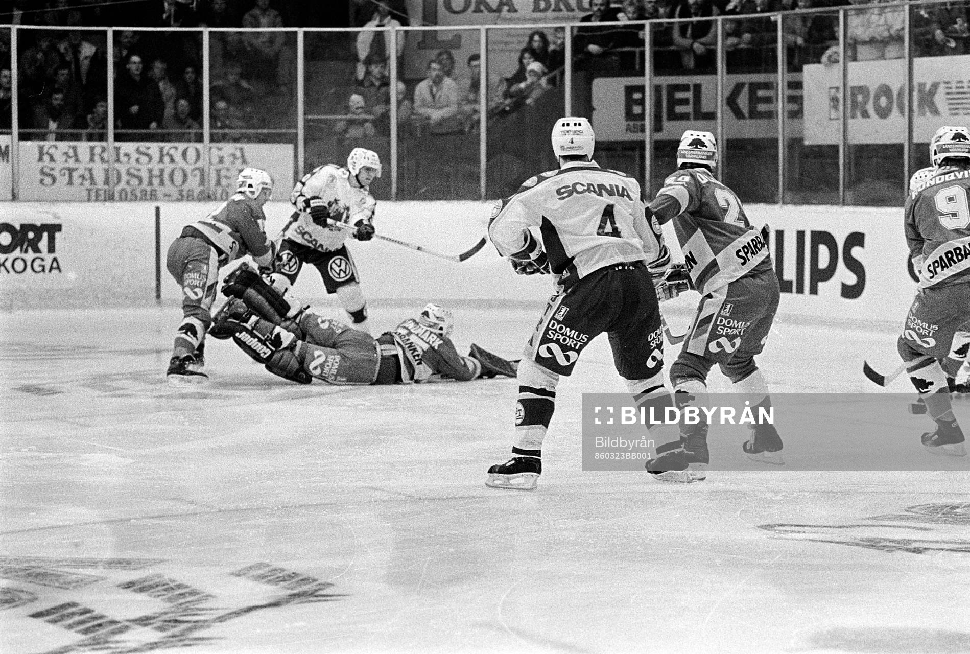 Peter Lindmark, målvakt i Färjestad är ute och simmar