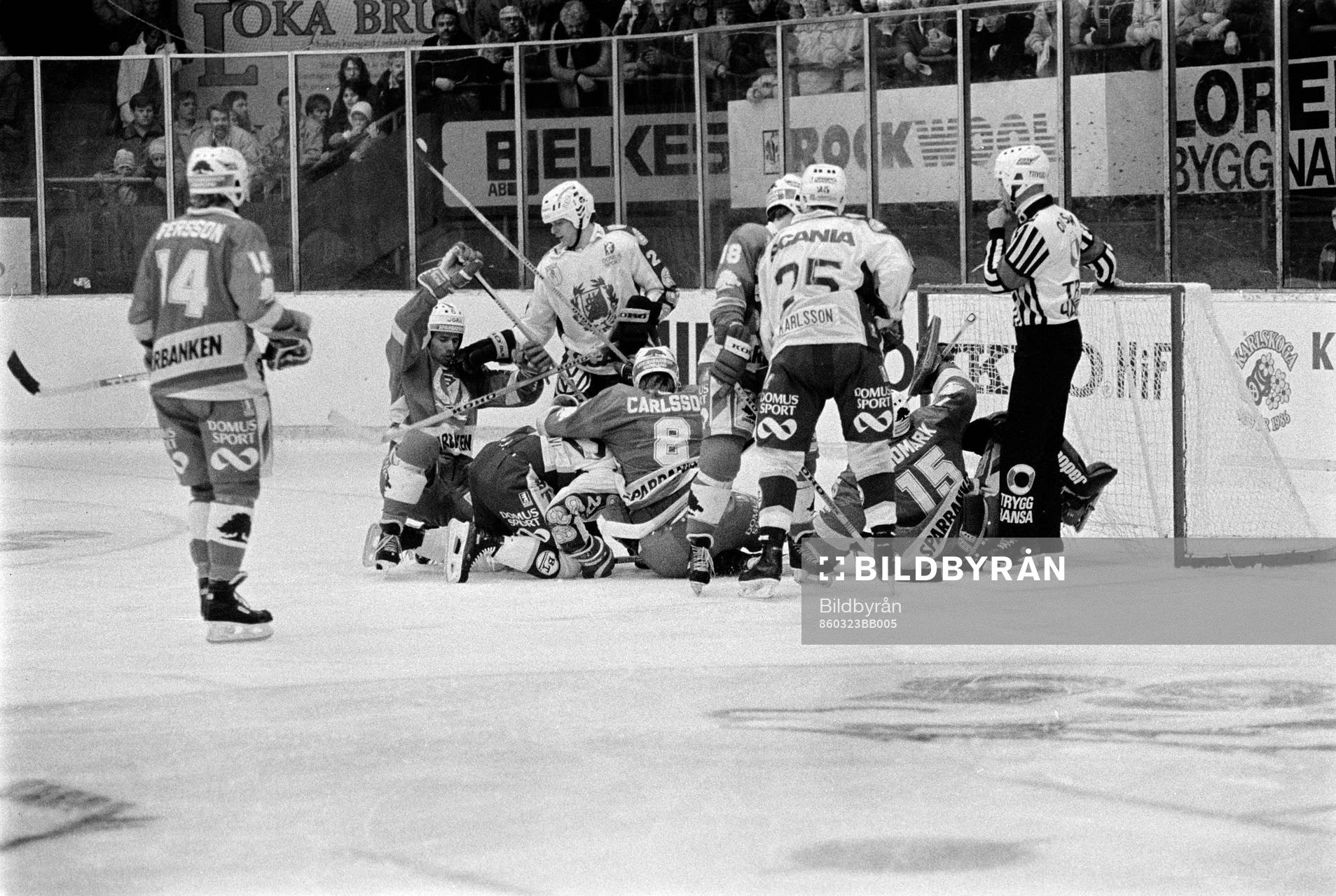 Bråk framför Peter Lindmark, målvakt i Färjestad