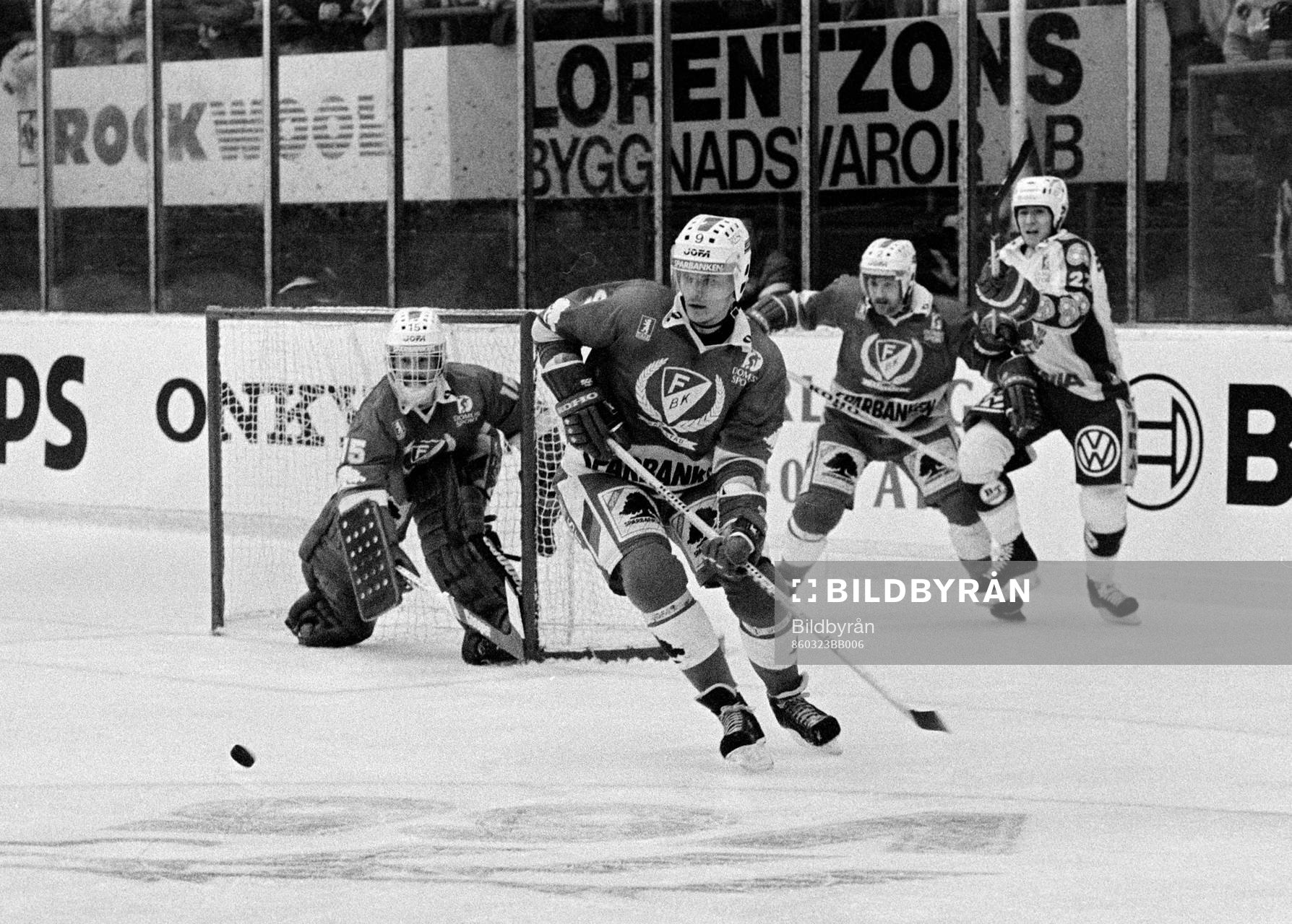 Thomas Rundqvist med pucken framför Peter Lindmark,