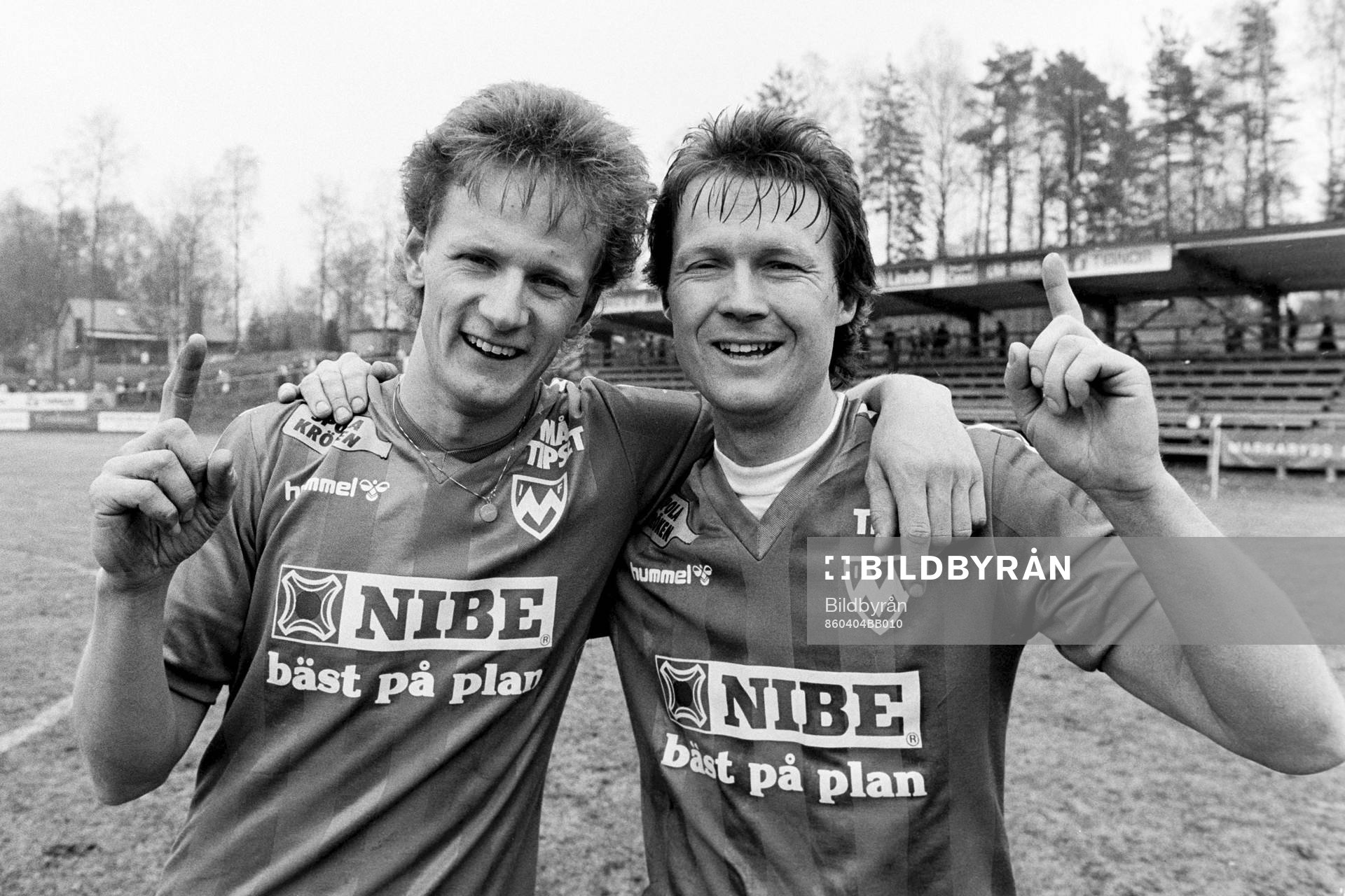 Fotboll, Div 2 Södra, Markaryd - Karlskrona, 2-2: Mikael Ragvald och Olle Sjödahl, Markaryd jublar efter matchen.