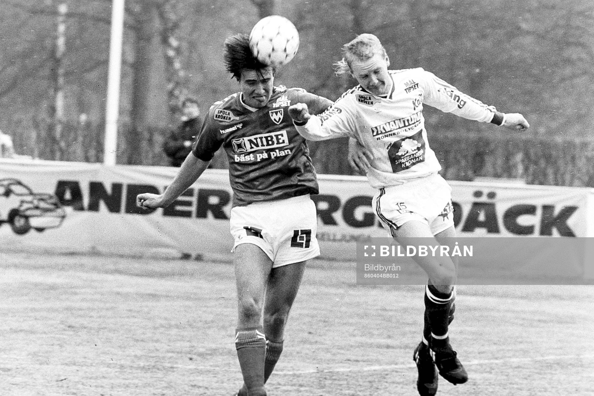 Fotboll, Div 2 Södra, Markaryd - Karlskrona, 2-2: Kenneth Pettersson, Markaryd i klamp orm bollen.