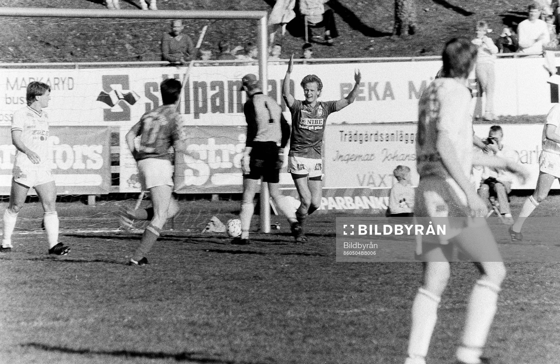 Fotboll, Div 2 Södra, Markaryd - Norrby, 4-0: Mikael Ragvald, Markaryd jublar efter mål.