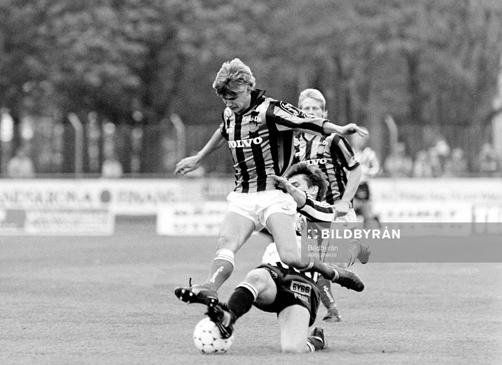 Fotboll, Div 2 Södra, Landskrona - Gais, 0-1: Kamp om bollen.