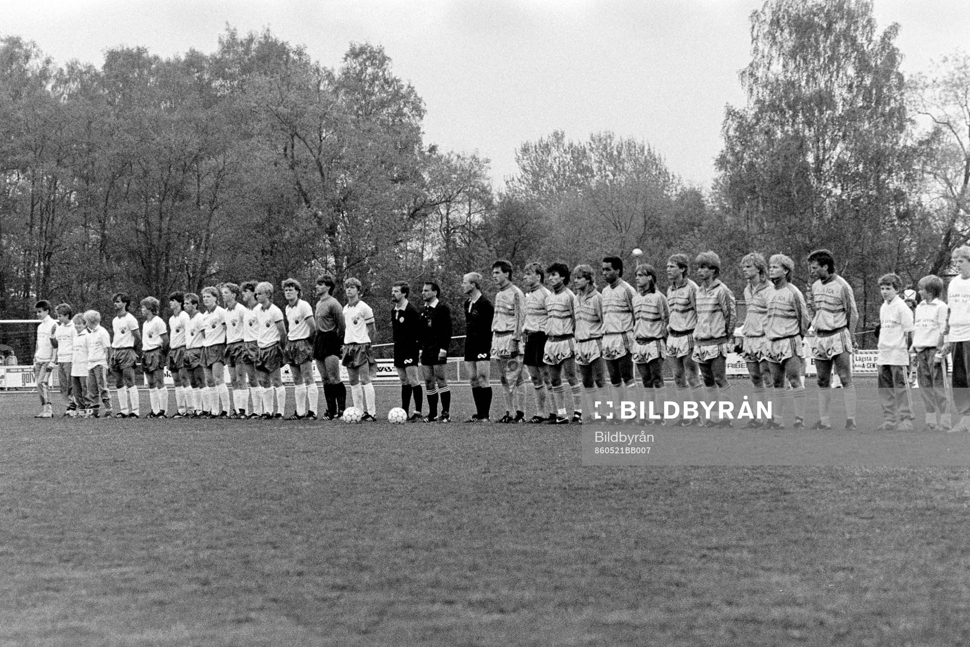 Fotboll, U18, EM-Kval, Sverige - Östtyskland, 0-0: Lagen uppställda innan matchstart.