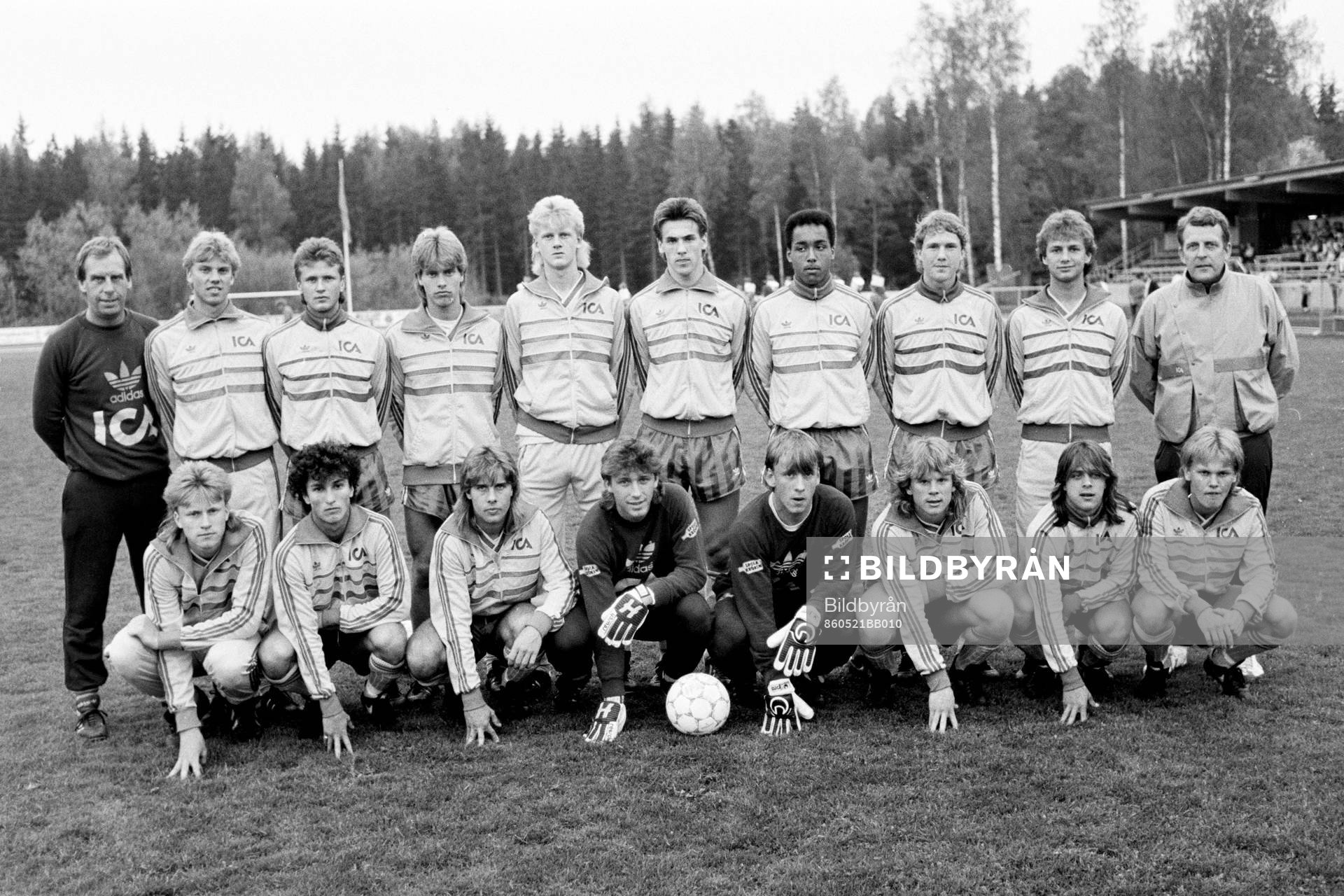Fotboll, U18, EM-Kval, Sverige - Östtyskland, 0-0: bakre fr.v. Bengt Simonsson, tränare, Hans Eklund, Mikael Borgkvist, Jan Jansson, Ulrik Jansson, Magnus Karlsson, Martin Dahlin, Jan Eriksson, Fredrik Giesecke, Lars-Oskar Nilsson, förbundskapten. främre fr.v. Kennet Andersson, Bernhard Brcic, Dennis Nilsson, Anders Almgren, Leif Nilsson, Magnus Henriksson, Jan Ahlbom, Ola Persson, Sverige