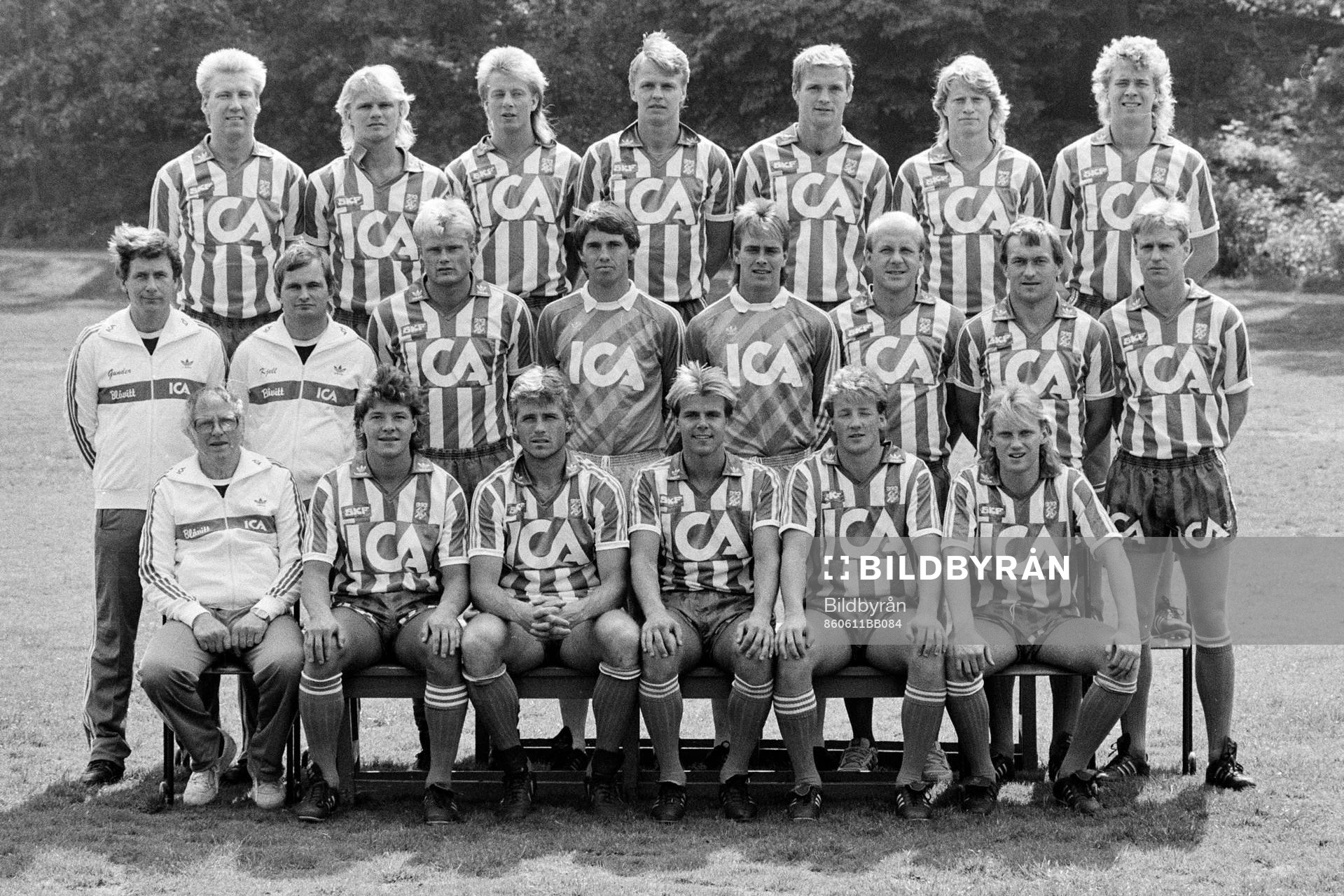Fotboll, Allsvenskan, Öster - IFK Göteborg: Göteborgs spelartrupp. Bakre raden fr. v Michael Andersson, Dennis Schiller, Magnus Johansson, Mats-Ola Carlsson, Torbjörn Nilsson, Stefan Pettersson, och Johnny Ekström. Mellersta raden fr. v Gunder Bengtsson, tränare, Kjell Pettersson, ass. tränare, Peter Larsson, Thomas Wernerson, målvakt, Ove Tobiasson, målvakt, Tord Holmgren, Stig Fredriksson och Jerry Carlsson. Främre raden fr. v Lennart Johansson, materialförvaltare, Niklas Rådahl, Glenn Hysén, Roland Nilsson, Per Edmund Mordt och Peter Hedman.