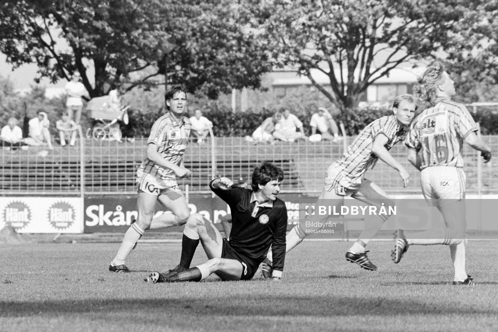 Fotboll, Div 2 Södra, Landskrona - Västra Frölunda, 0-2: Domare Karl-Erik Davidsen, Borås blir nedsprungen.