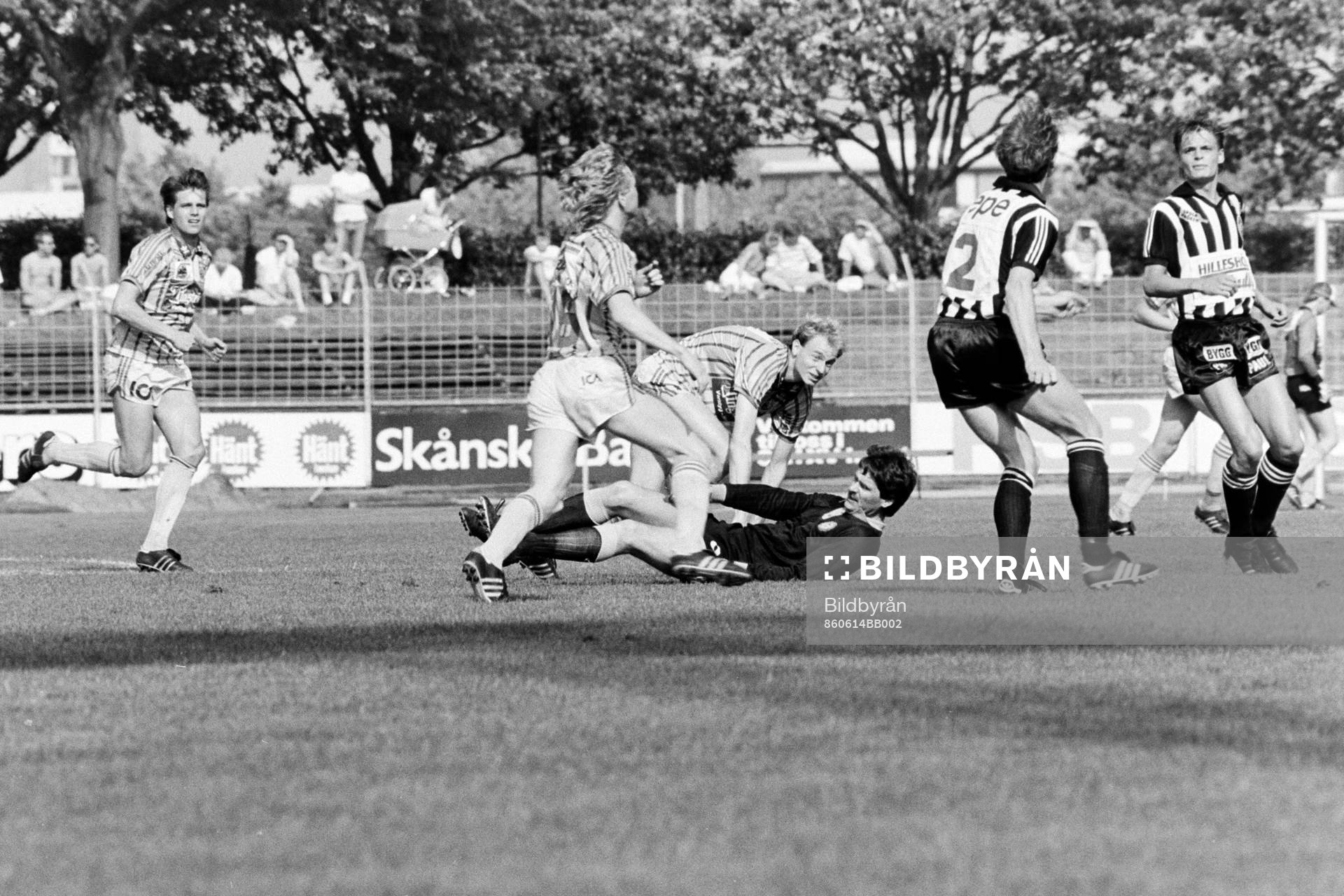 Fotboll, Div 2 Södra, Landskrona - Västra Frölunda, 0-2: Domare Karl-Erik Davidsen, Borås blir nedsprungen.