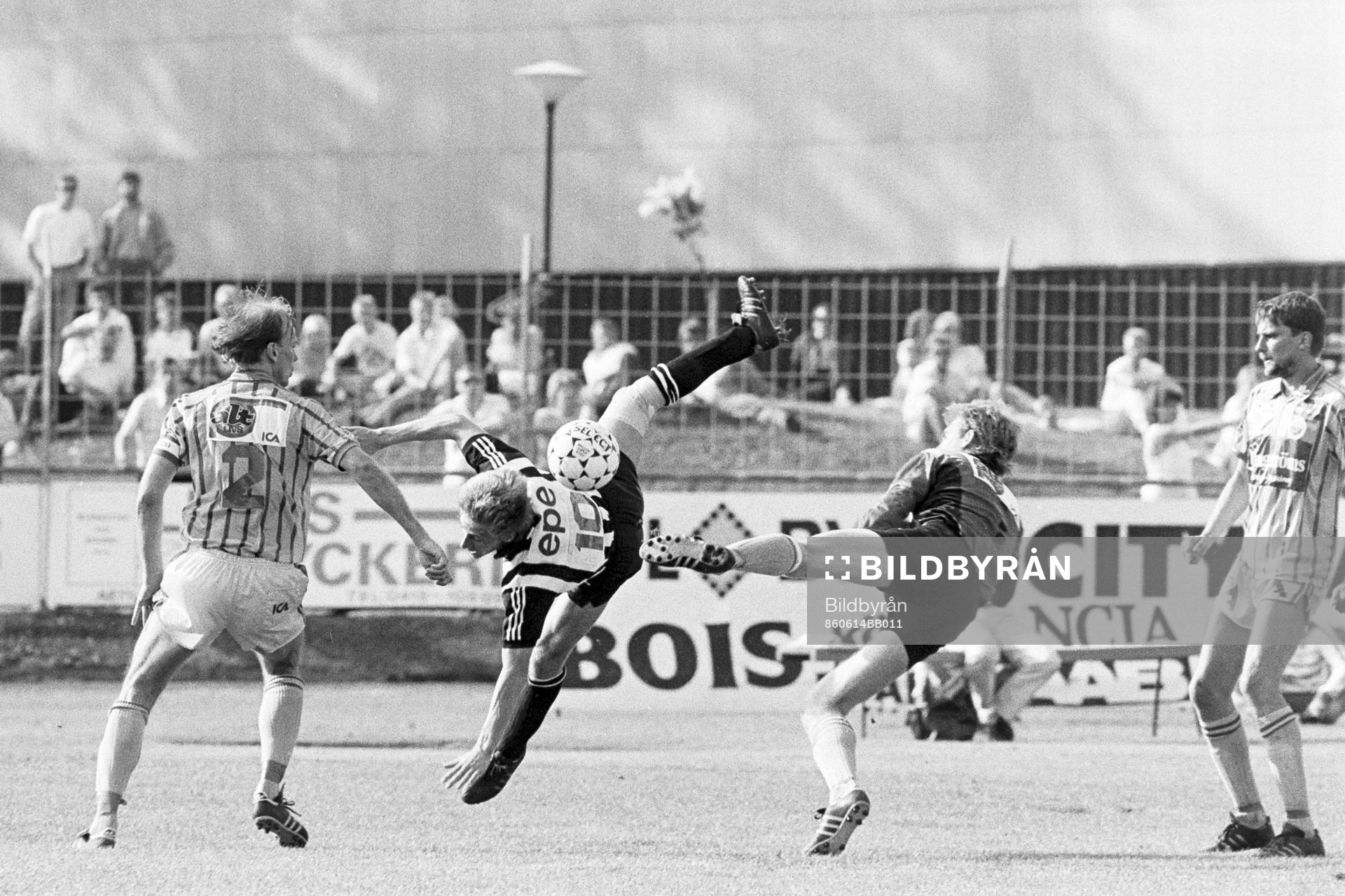 Fotboll, Div 2 Södra, Landskrona - Västra Frölunda, 0-2: Landskronas Thomas Gustavsson flyger mellan frölundas målvakt Magnus Olsson och Benno Lindblom.