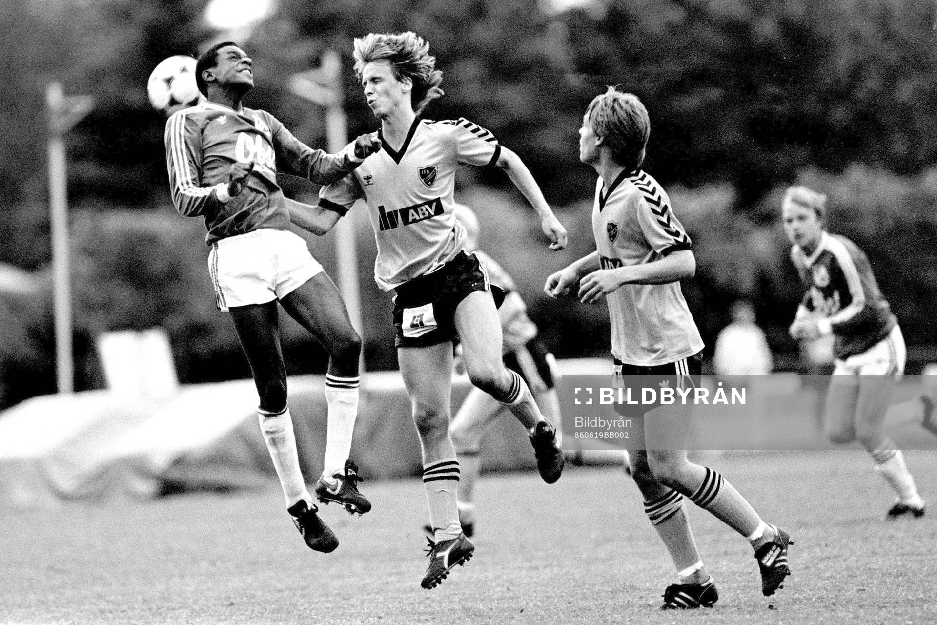 Fotboll, Div 3 Skåne, IFK Hässleholm - Hässleholm IF, 3-1: Ron Riley, Hässleholms IF i kamp med Christian Örn, IFK Hässleholm.