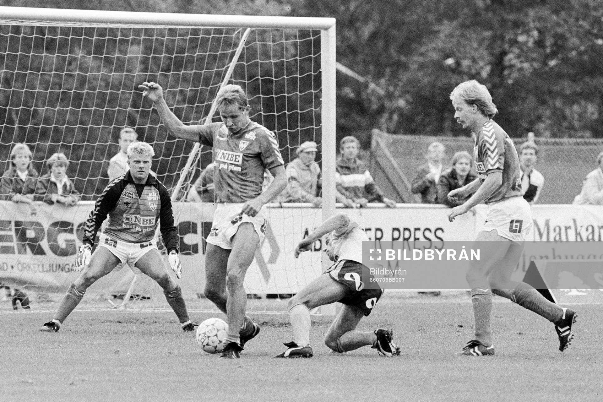 Fotboll, Div 2 Södra, Markaryd - Mjällby, 0-5: Situation framför markaryds målvakt Mikael Göransson.